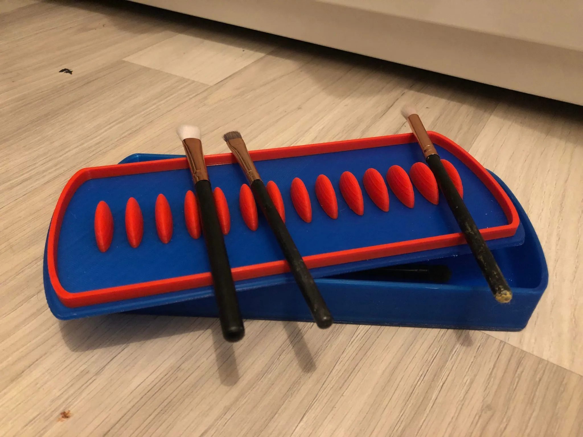 Tiêu đề Hộp đựng cọ vẽ có nắp đậy cọ Tóm tắt Bản in