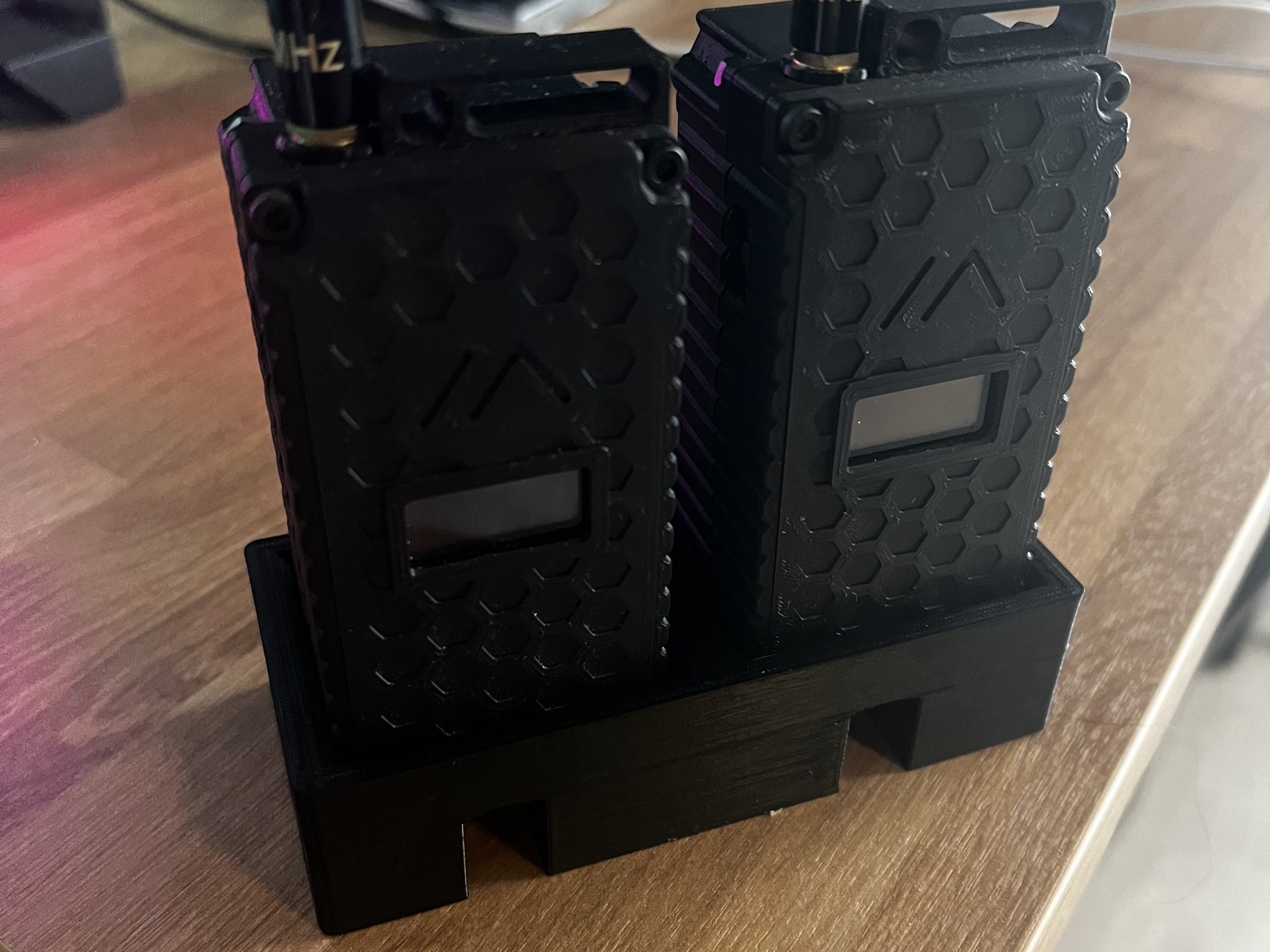 Tiêu đề Đế để bàn Meshtastic cho hai bộ đàm Tóm tắt Đây l