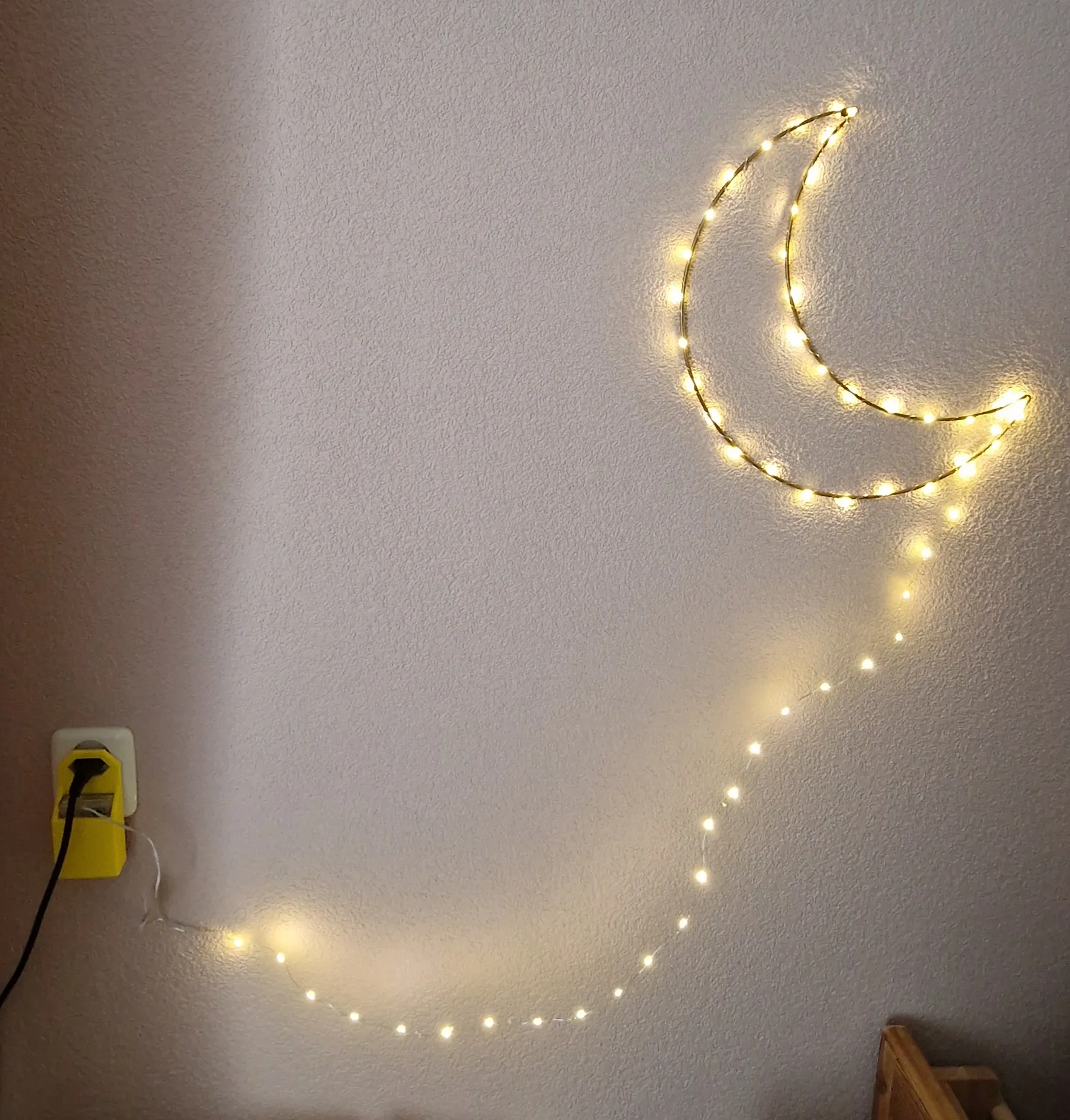 Giá đỡ hộp pin AA gắn ổ cắm tường