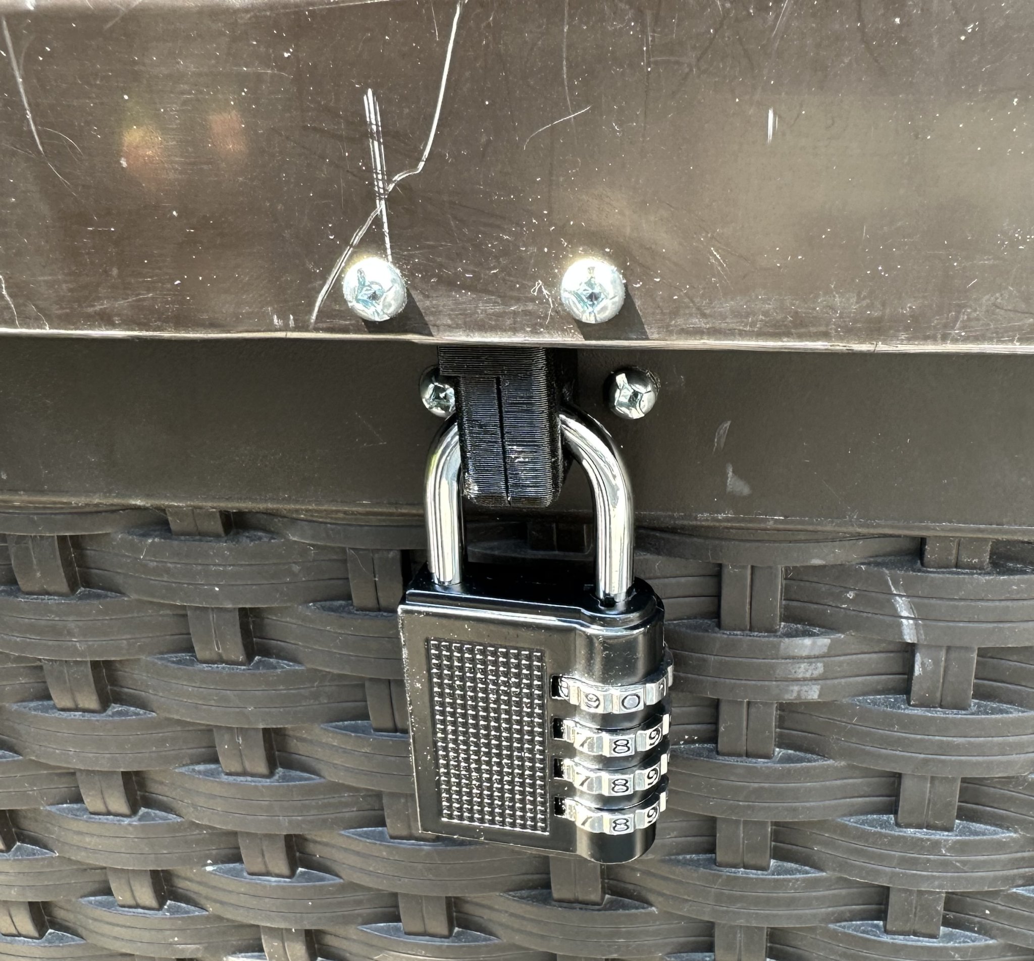 Tiêu đề Hasp to Lock Suncast Garden Box Tổng hợp Nắp và miếng ch