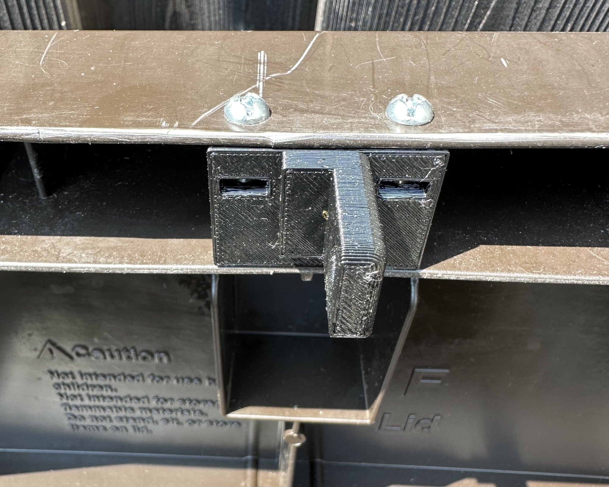 Tiêu đề Hasp to Lock Suncast Garden Box Tổng hợp Nắp và miếng ch