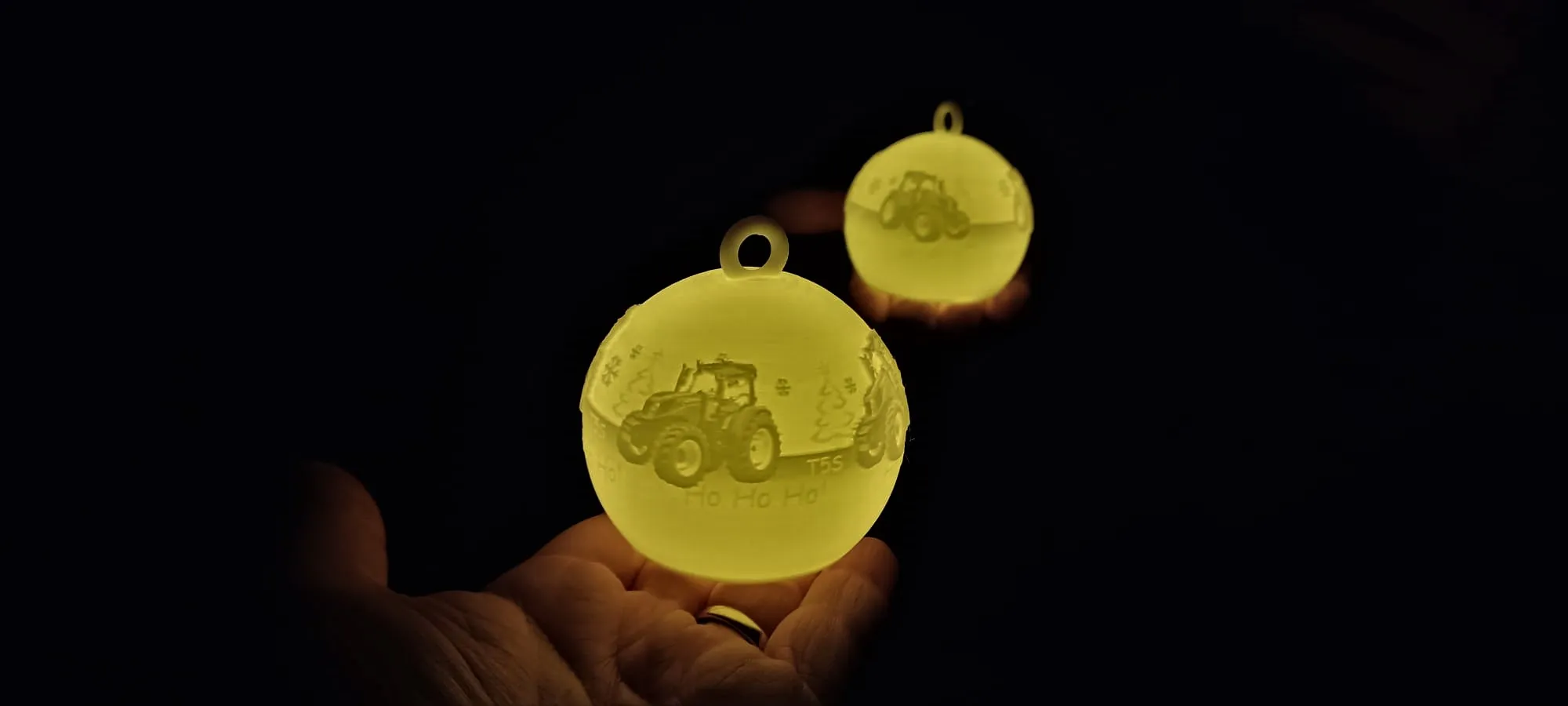 Tiêu đề Christmas Tree Bauble - Tractor -Farmer - Illuminated Tóm tắt