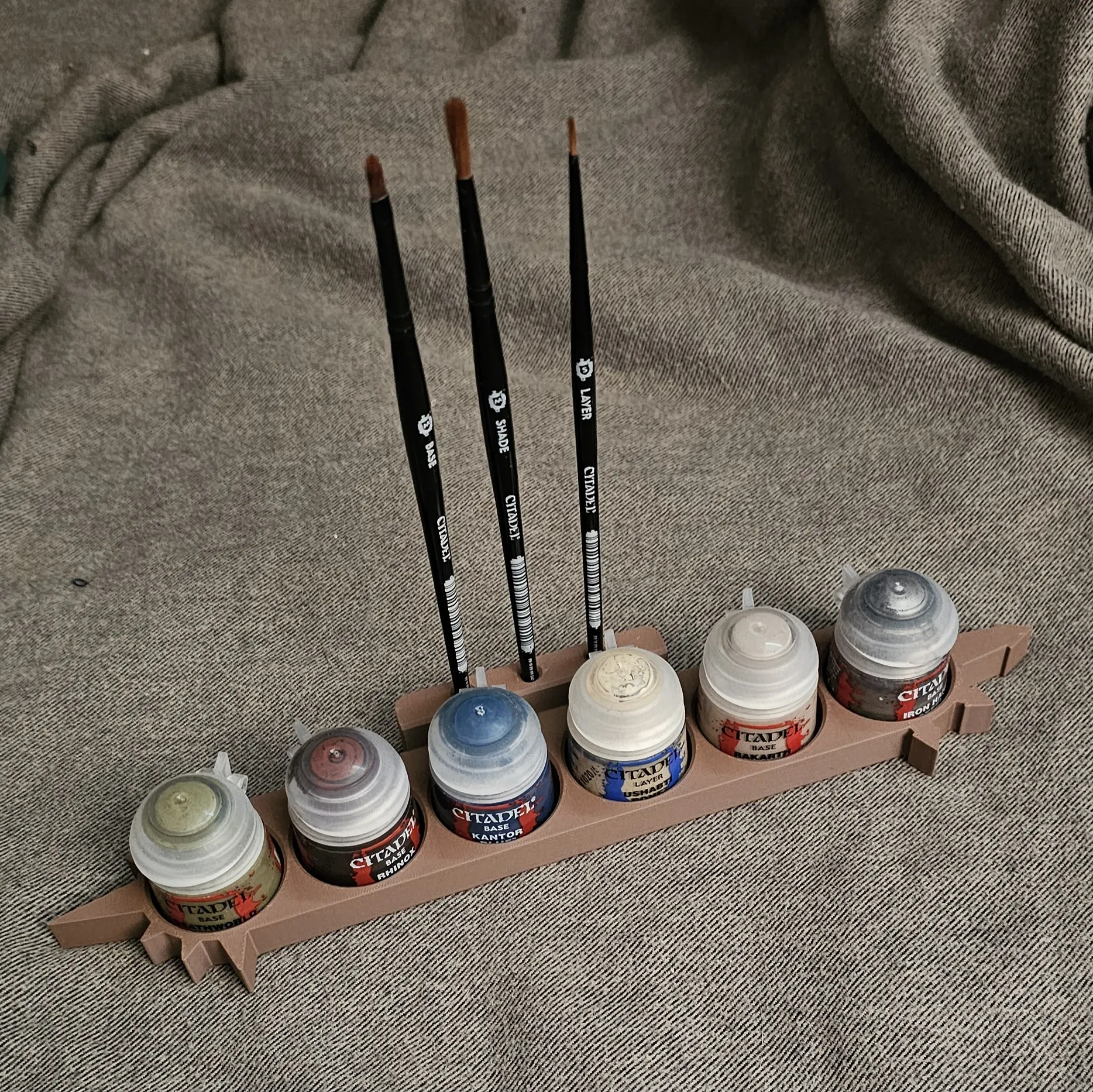 Tiêu đề hộp đựng sơn và cọ để tưởng nhớ Warhammer Age of S