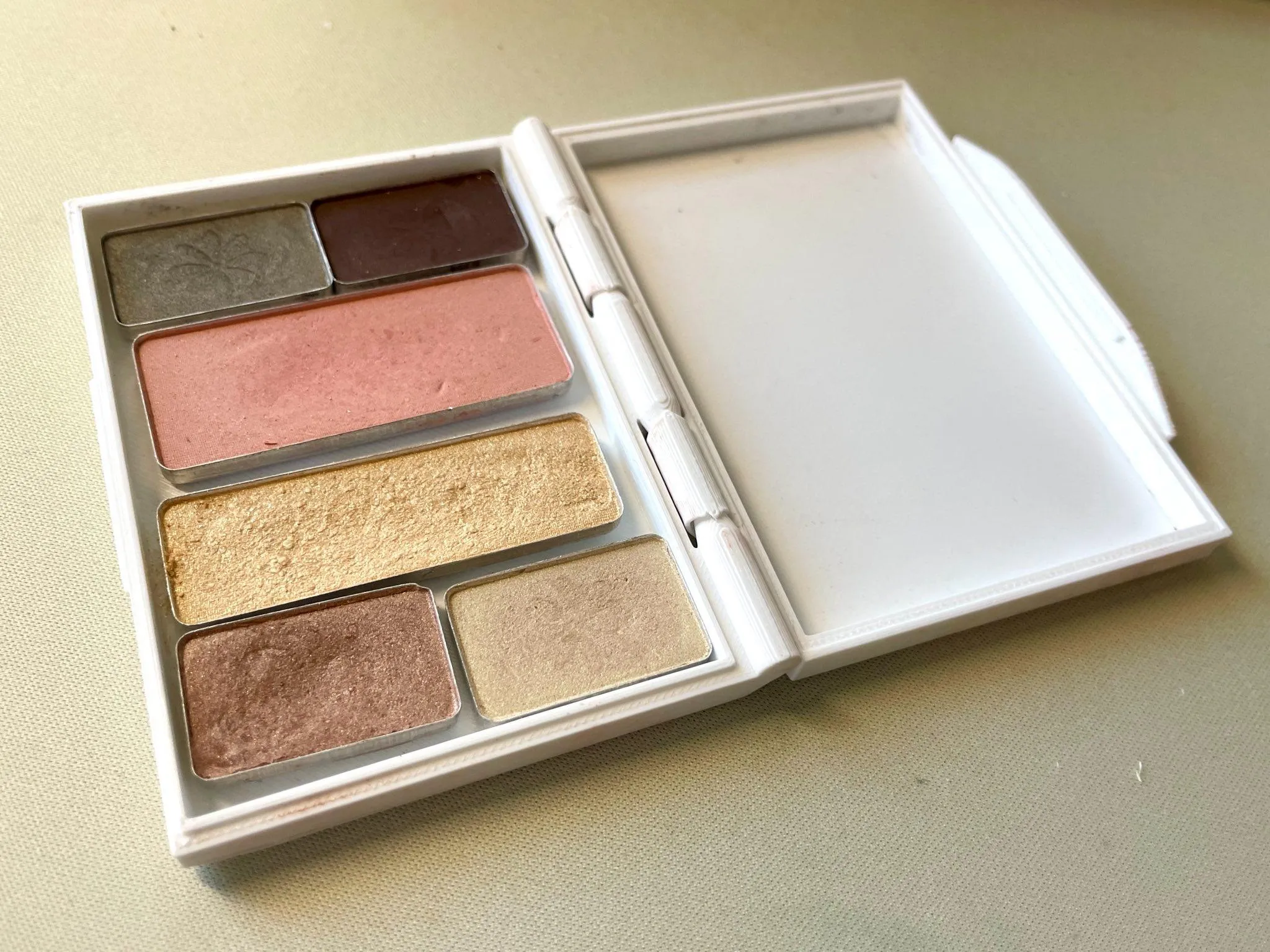 Flat Hinged Eyeshadow Box With Snap Closure