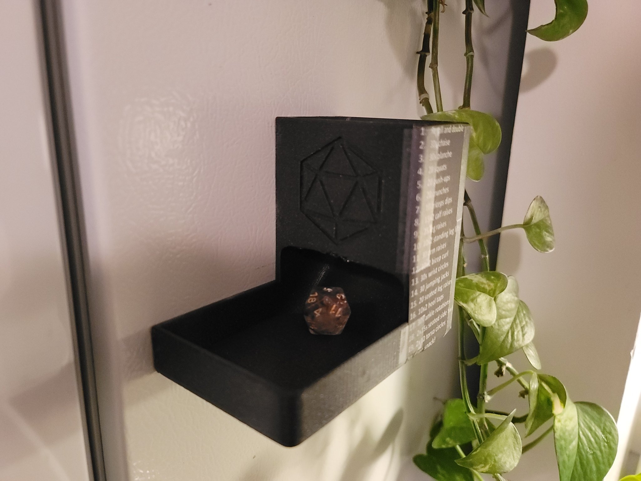 Dụng cụ lắc xí ngầu dán tủ lạnh