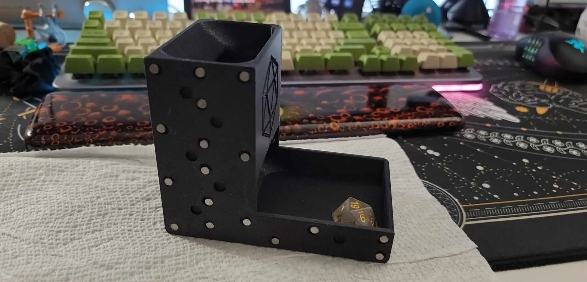 Dụng cụ lắc xí ngầu dán tủ lạnh