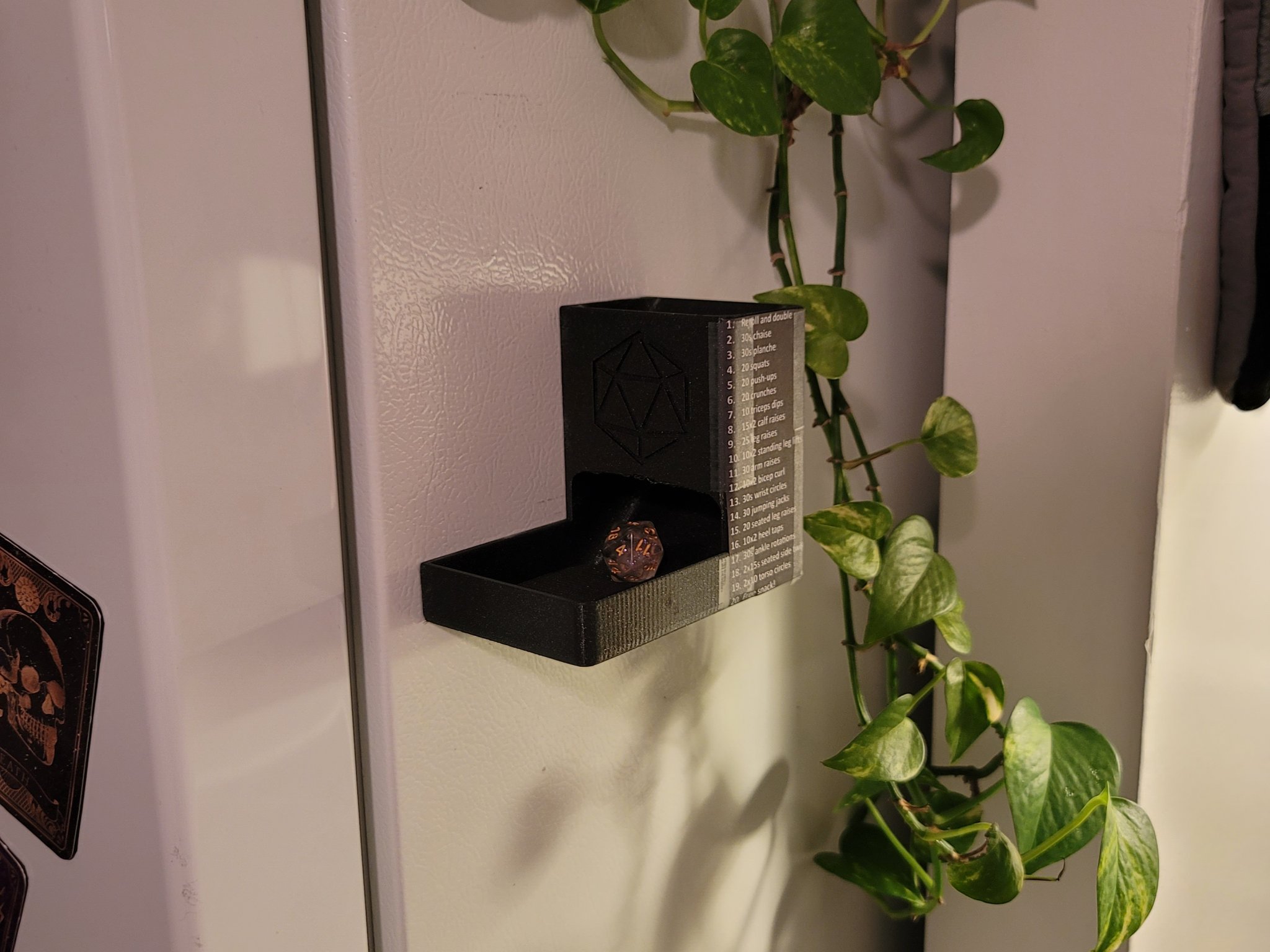 Dụng cụ lắc xí ngầu dán tủ lạnh