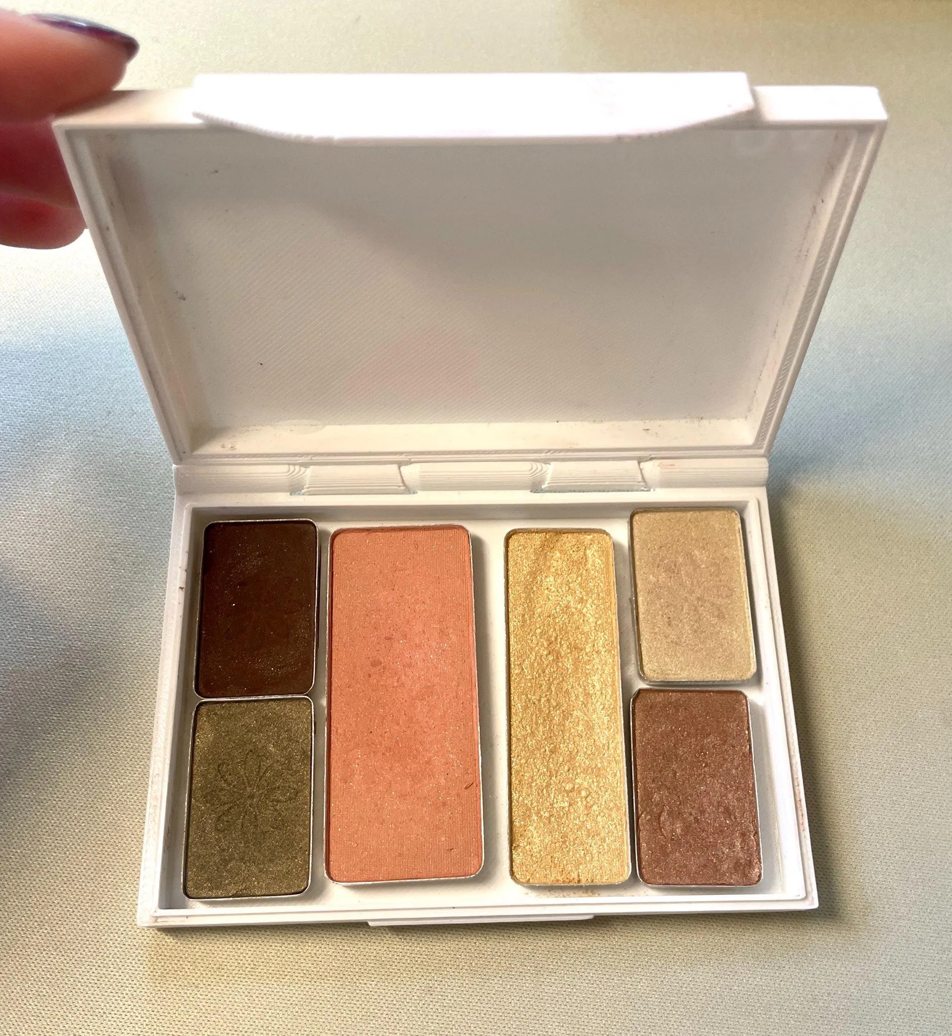 Flat Hinged Eyeshadow Box With Snap Closure