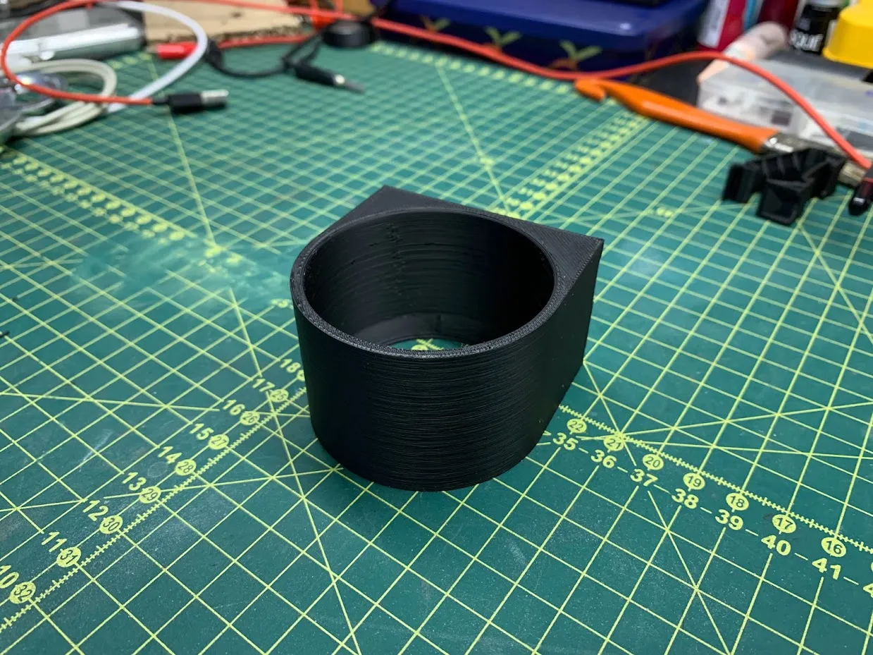 Kệ Treo Tường Để Chai 57mm - Vừa Chai Sriracha