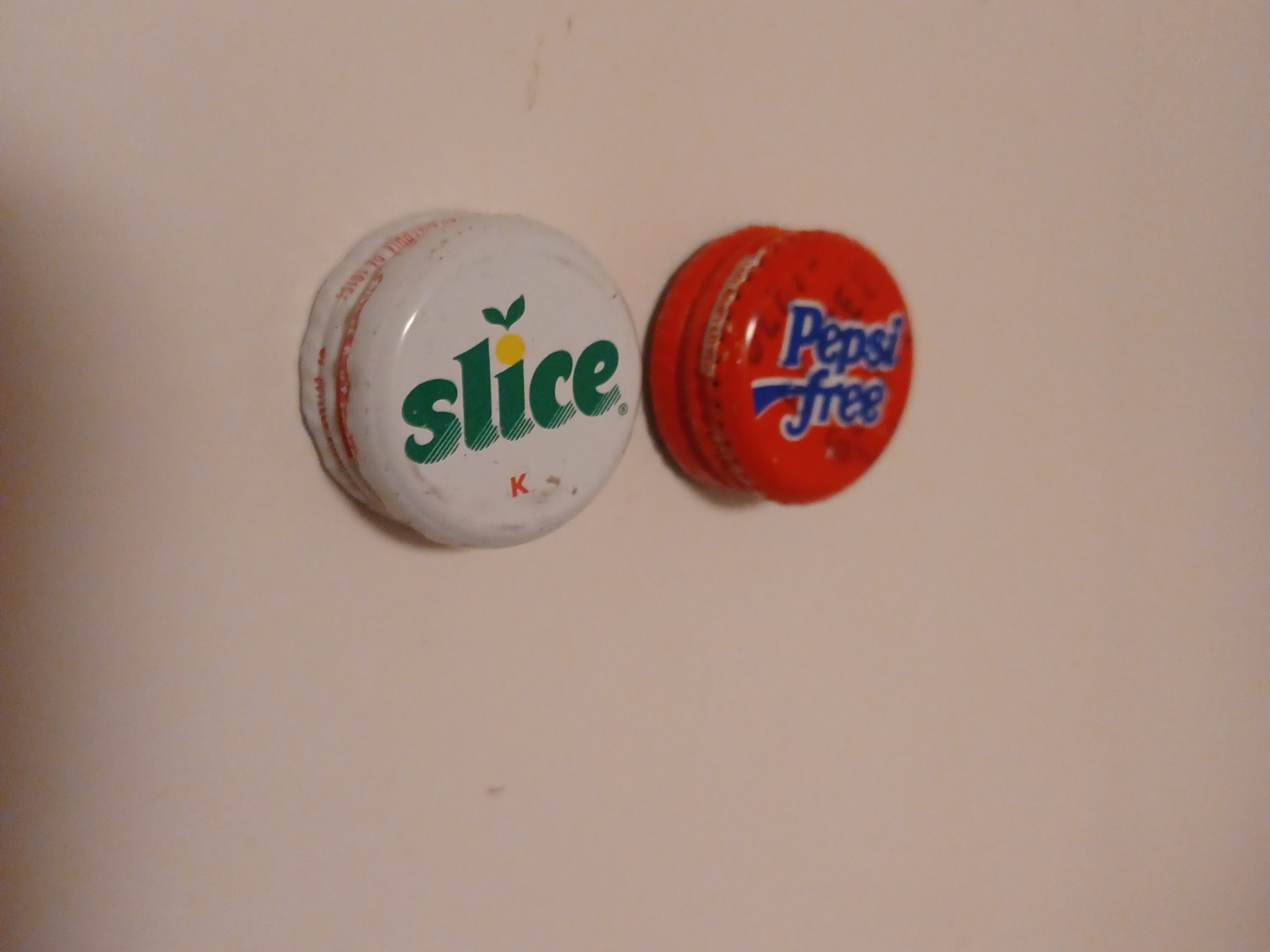 Chân Đế Nam Châm Giữ Nắp Lon Nước Ngọt Thập Niên 80