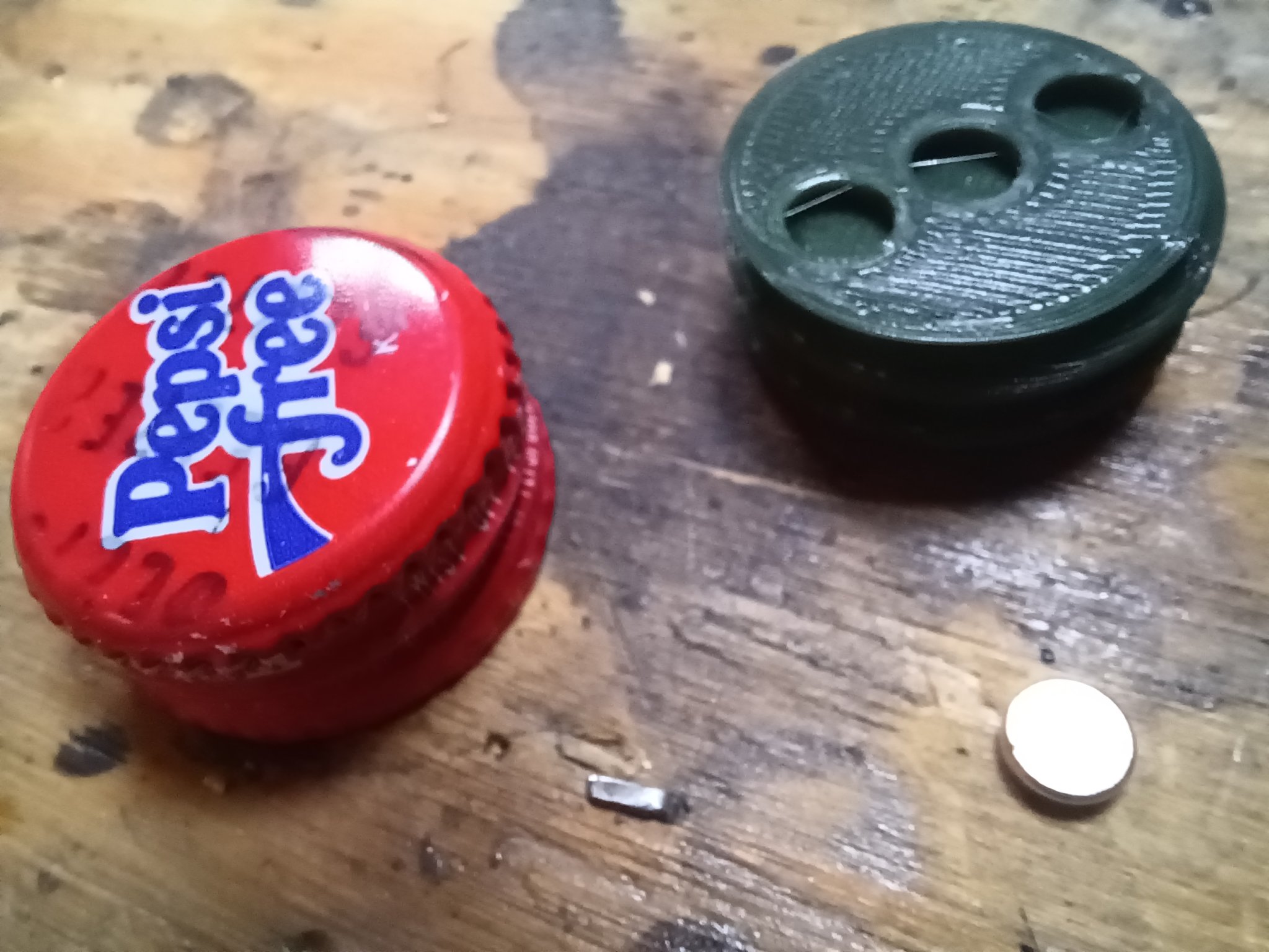 Chân Đế Nam Châm Giữ Nắp Lon Nước Ngọt Thập Niên 80