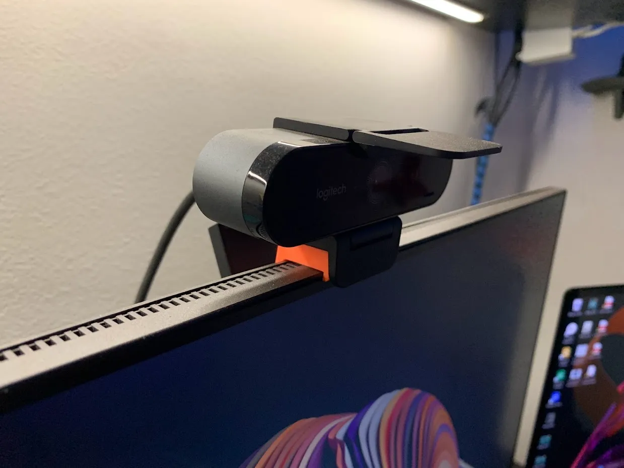 Giá đỡ màn hình Logitech Brio 4K Đơn giản [Dell 22"]