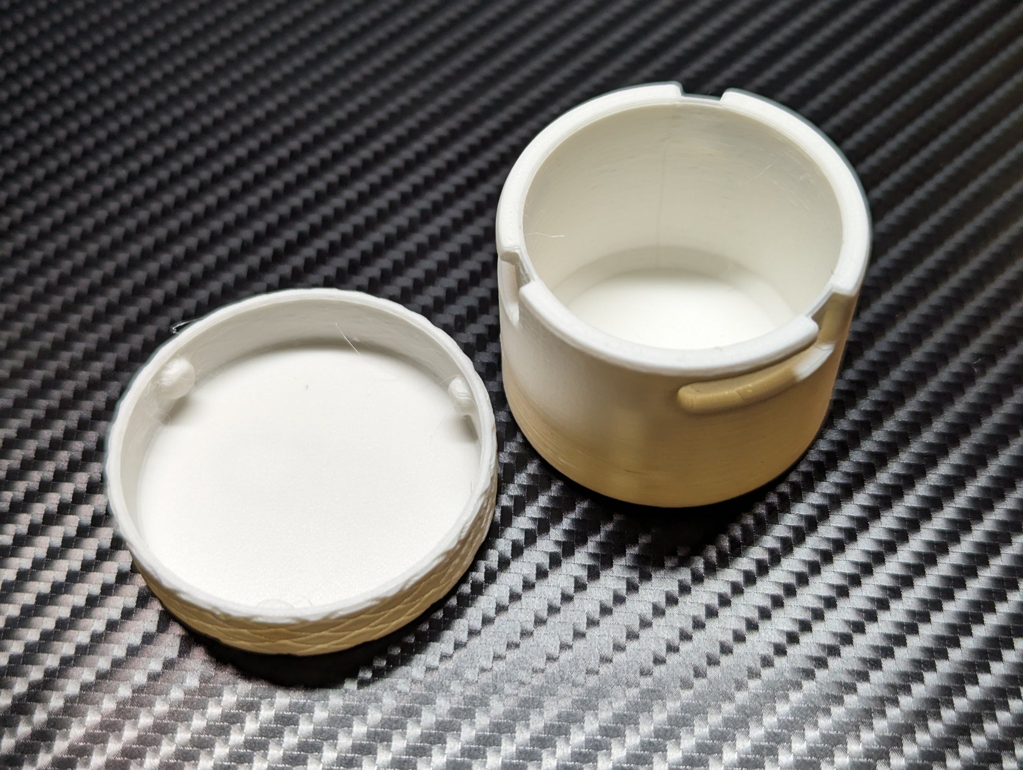 Hộp đựng thuốc nhỏ có khóa lưỡi lê / Small pillbox with bayonet lock