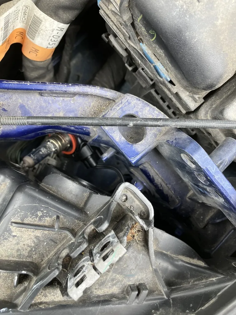 Công cụ thay bóng đèn cốt Ford Fusion