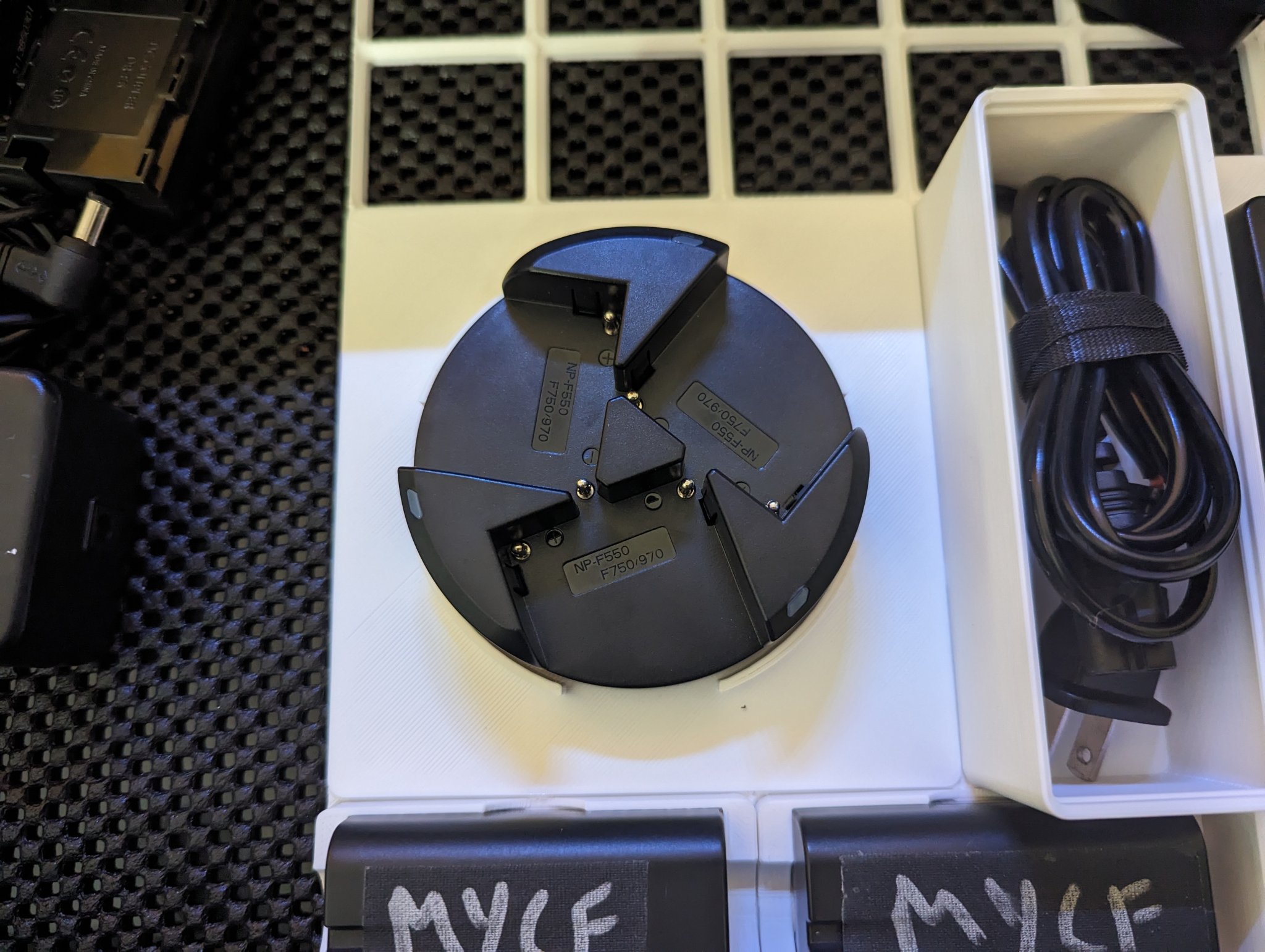 Đế Sạc Newmowa NP-F550 - Gridfinity