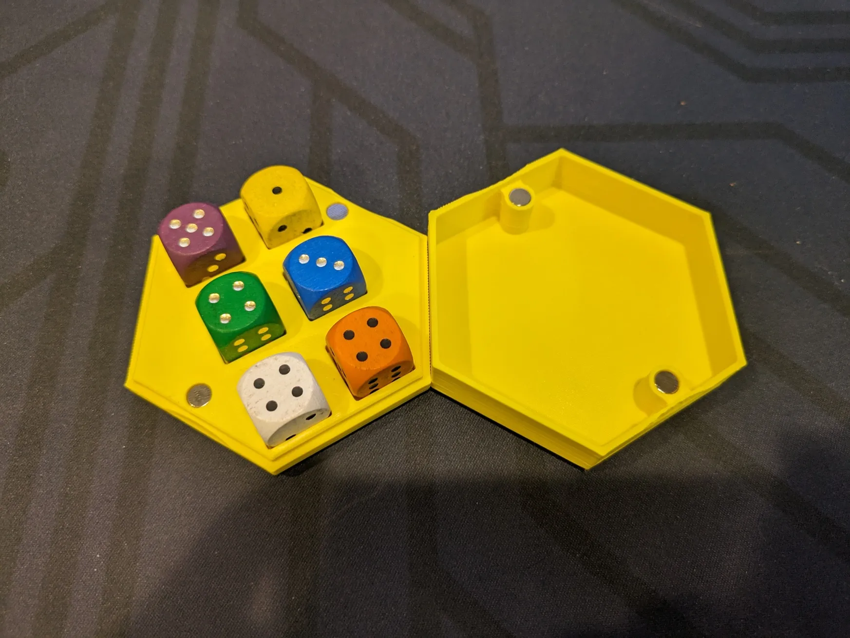 Tiêu đề Hộp xúc xắc du lịch từ tính lục giác cho 6 viên xúc