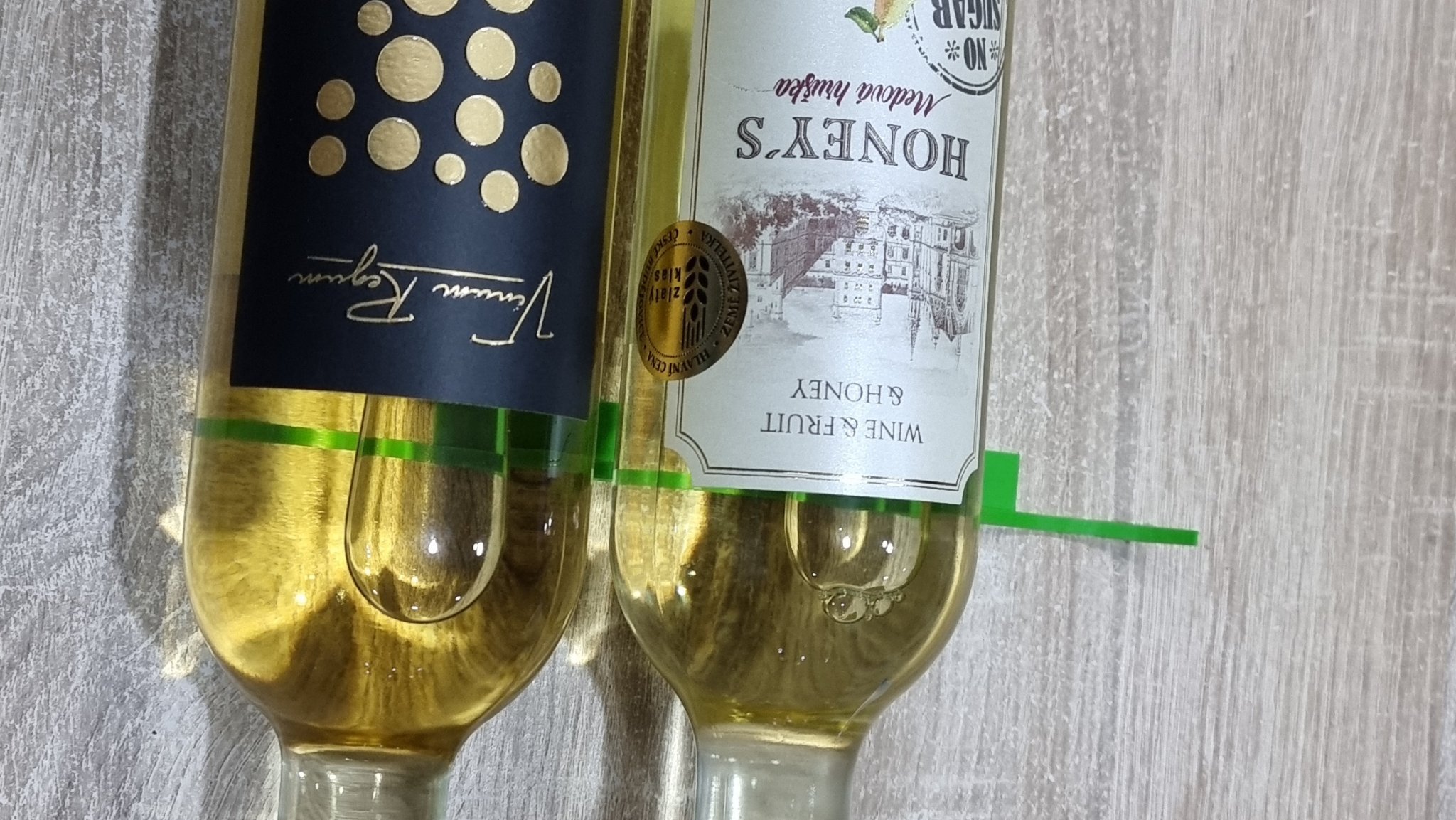 Giá đỡ rượu tiết kiệm không gian có lỗ bắt vít