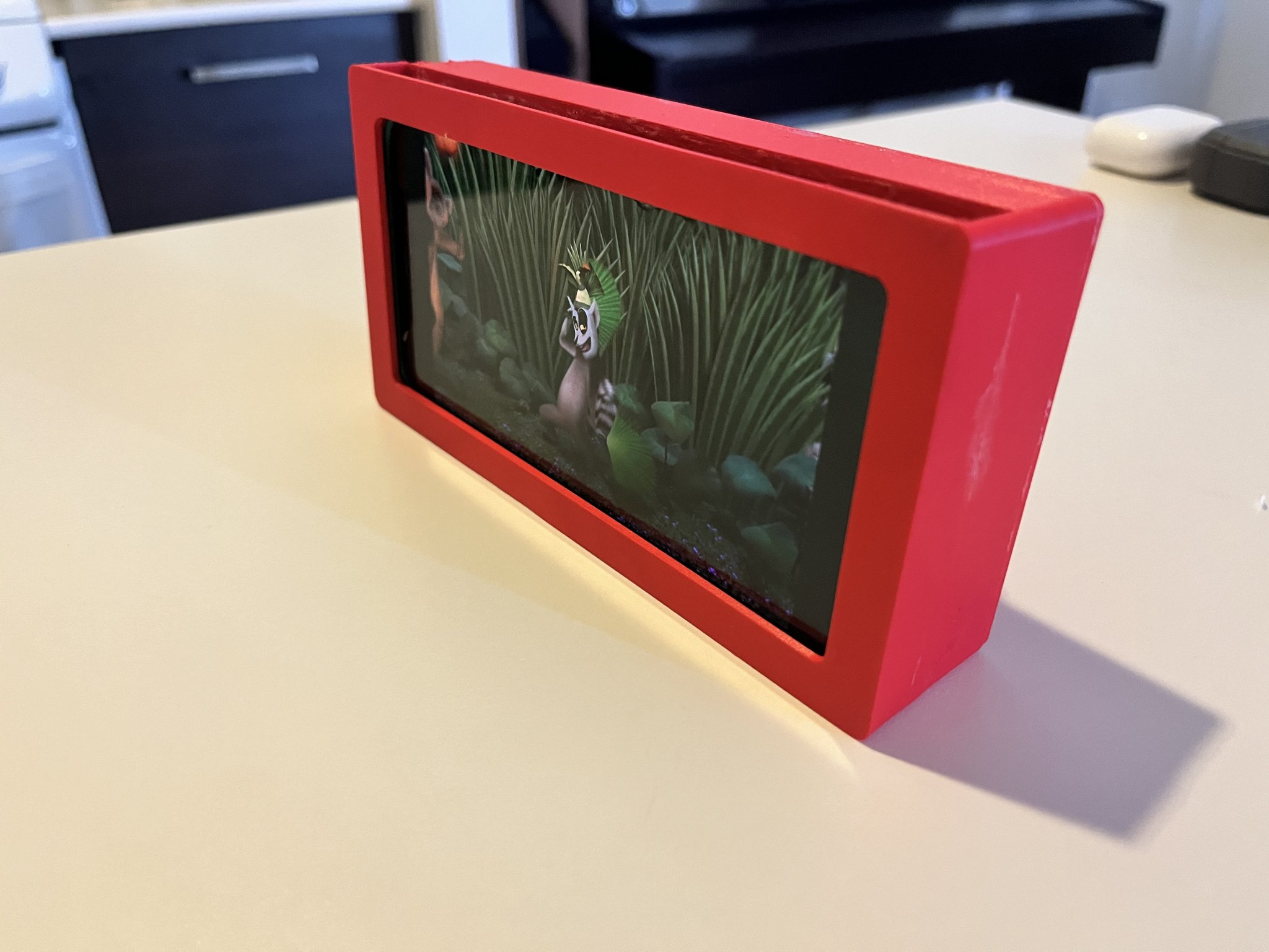 Kệ Điện Thoại iPhone Hình TV