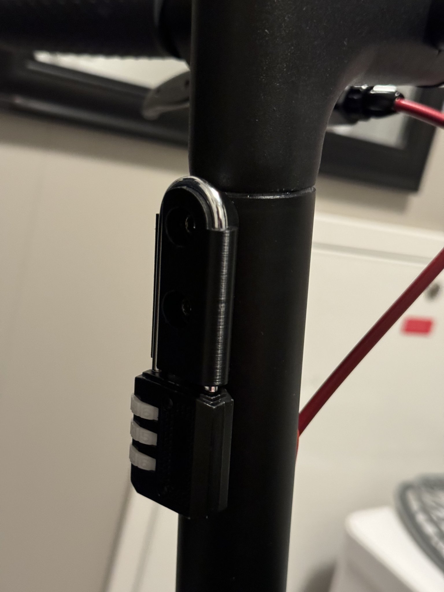 Padlock holder for e-scooter