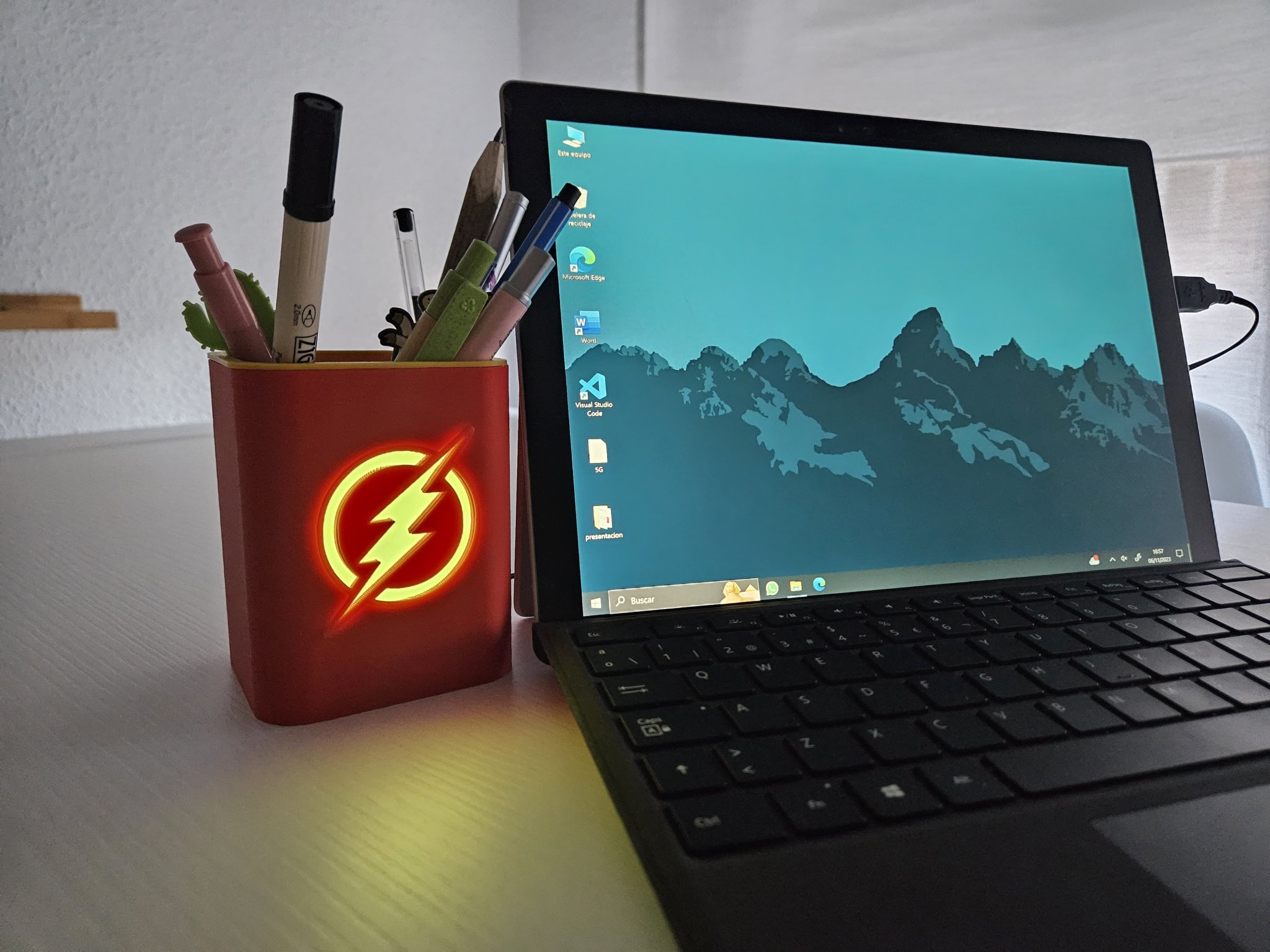 Hộp Đựng Bút Phát Sáng Cảm Hứng Từ The Flash DC