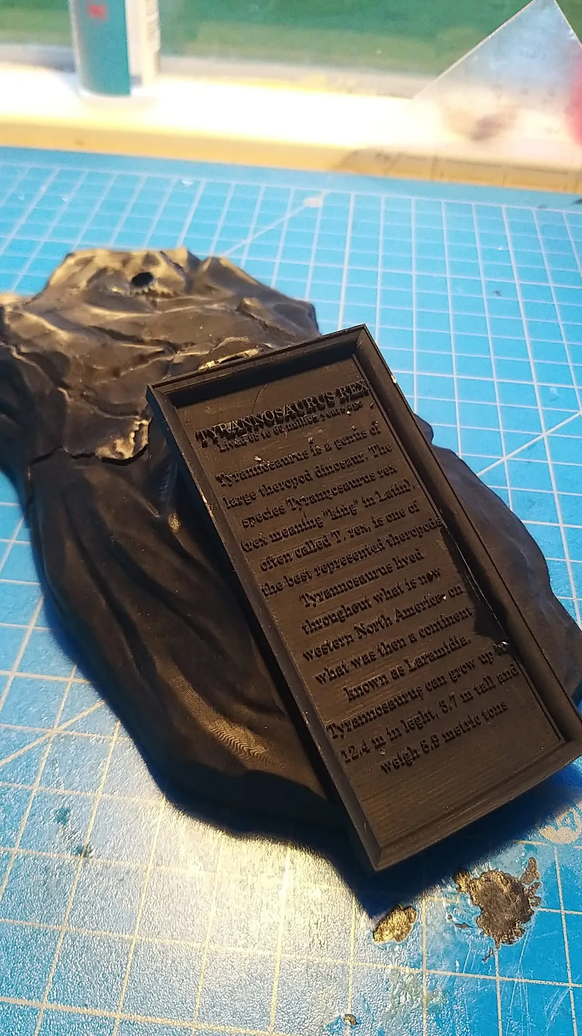 Tiêu đề Đế đá T-rex có chữ Tóm tắt Nửa mặt trước của