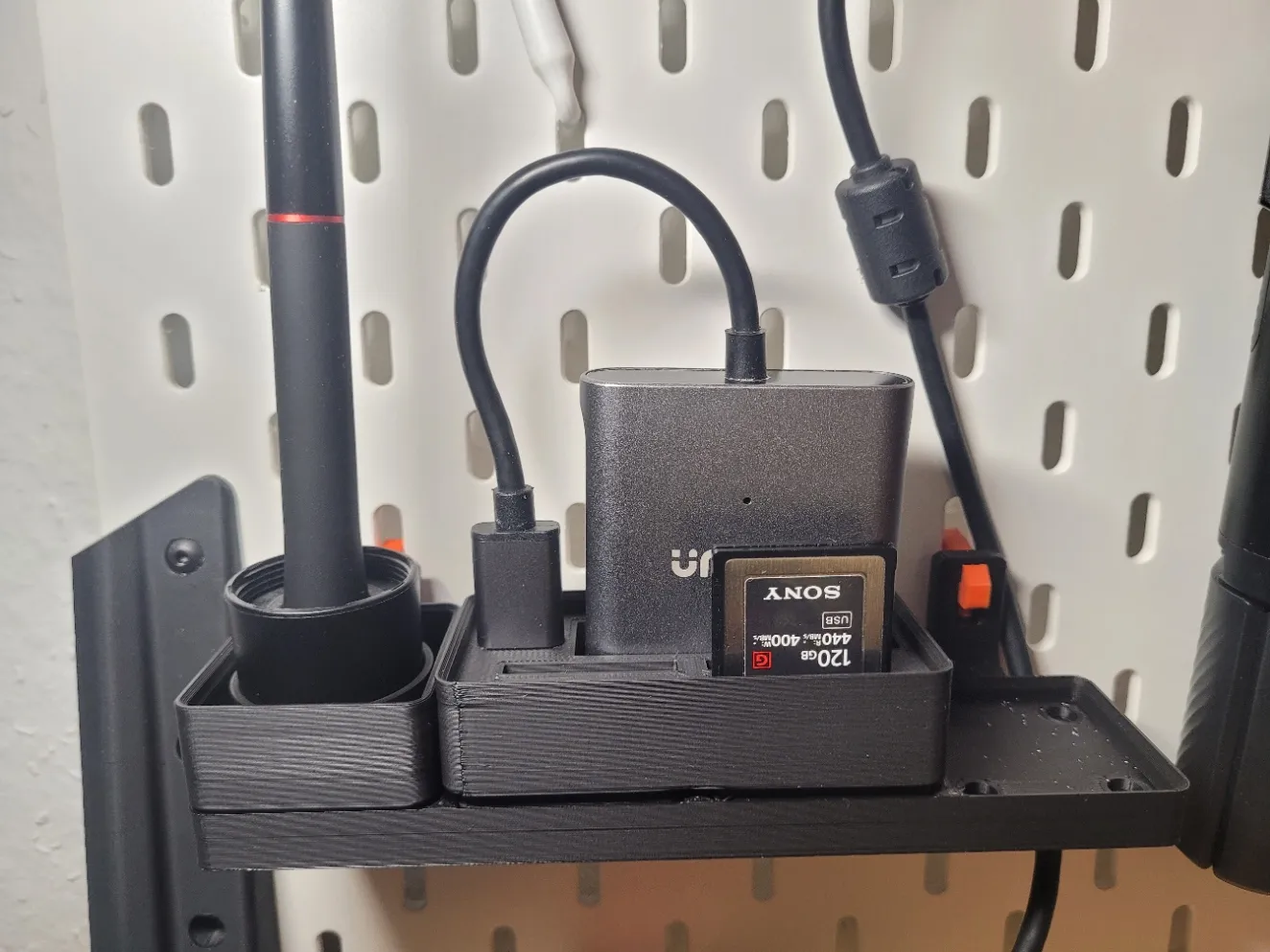 Tiêu đề Giá đỡ Gridfinity cho đầu đọc và thẻ XQD Tóm tắt