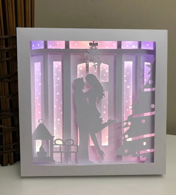 Tiêu đề Nụ hôn dưới hộp đèn tầm gửi Tóm tắt COMPRAR ILUM