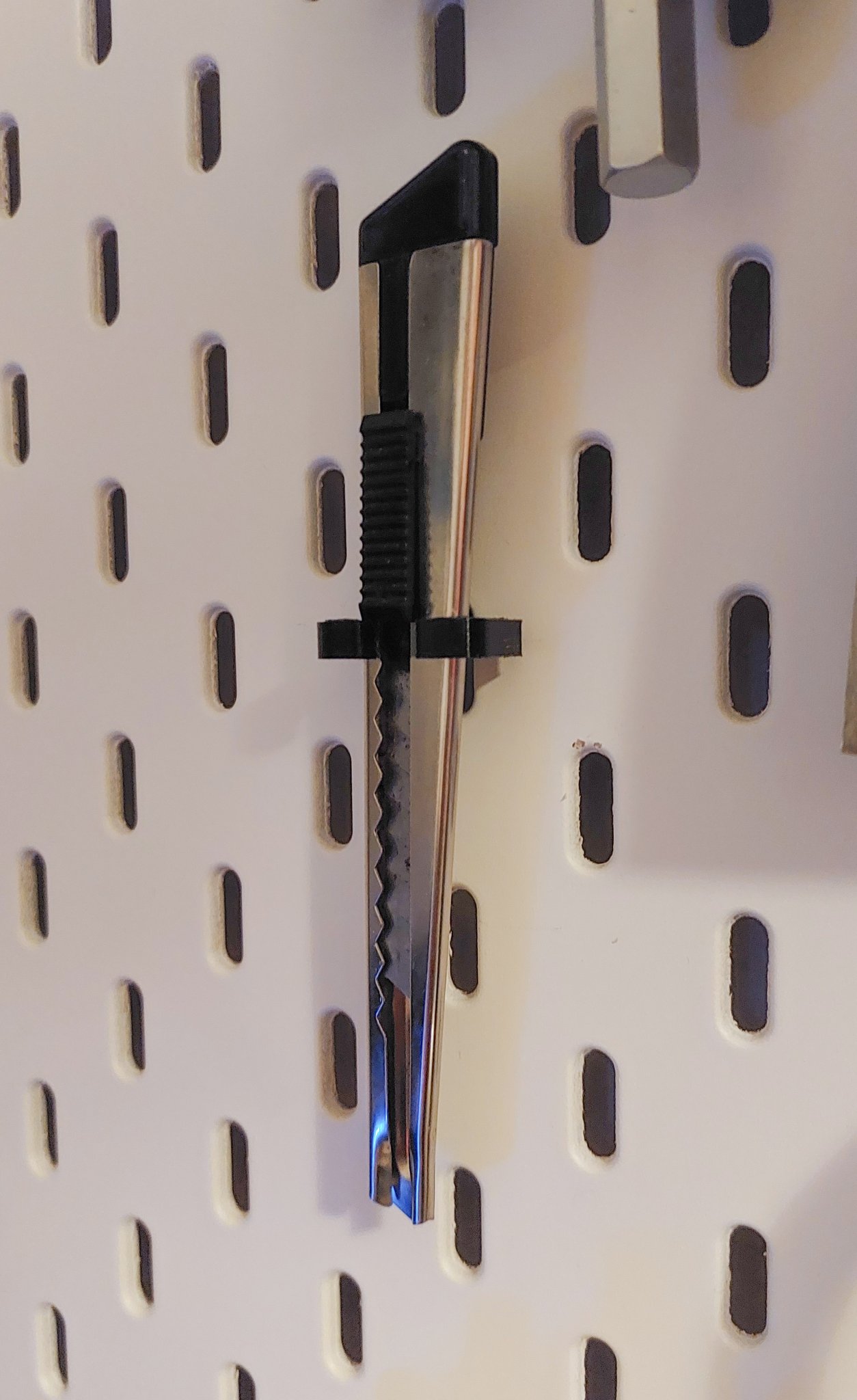 Giá Đỡ Dao Rọc Giấy Cho Pegboard Ikea Skadis