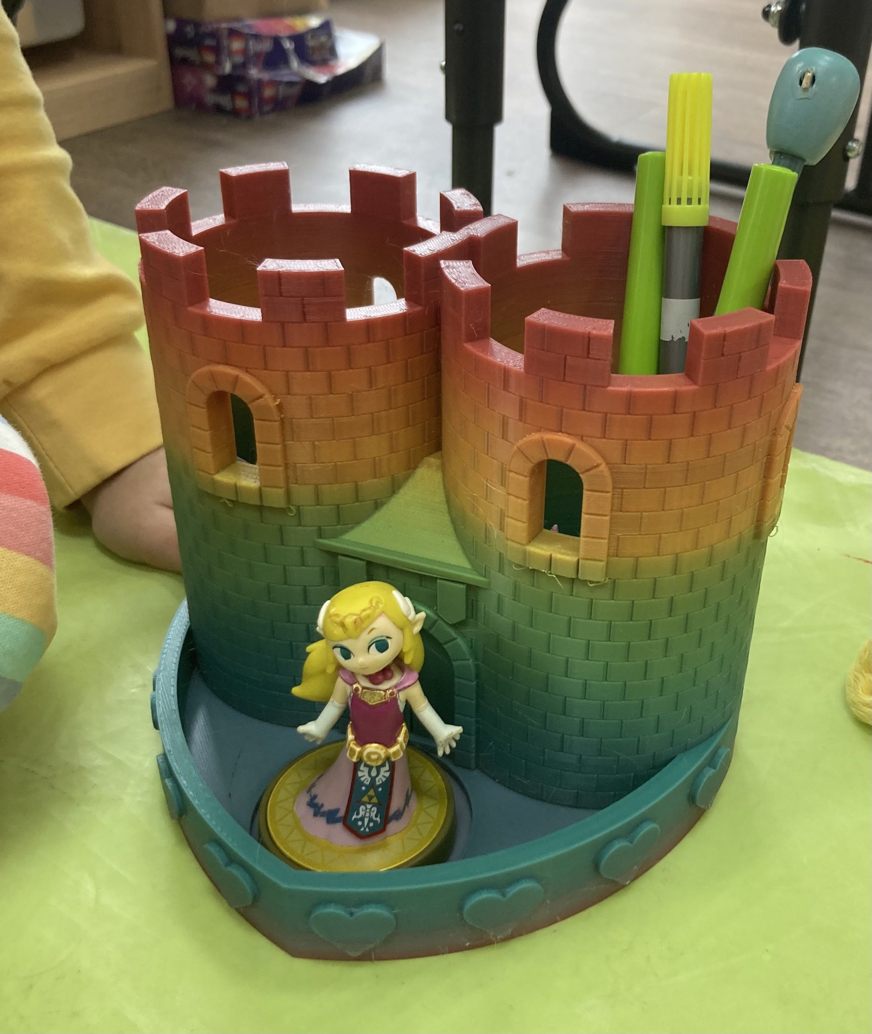 Chưng Bút Lâu Đài Tháp Đôi Có Đế Hình Trái Tim