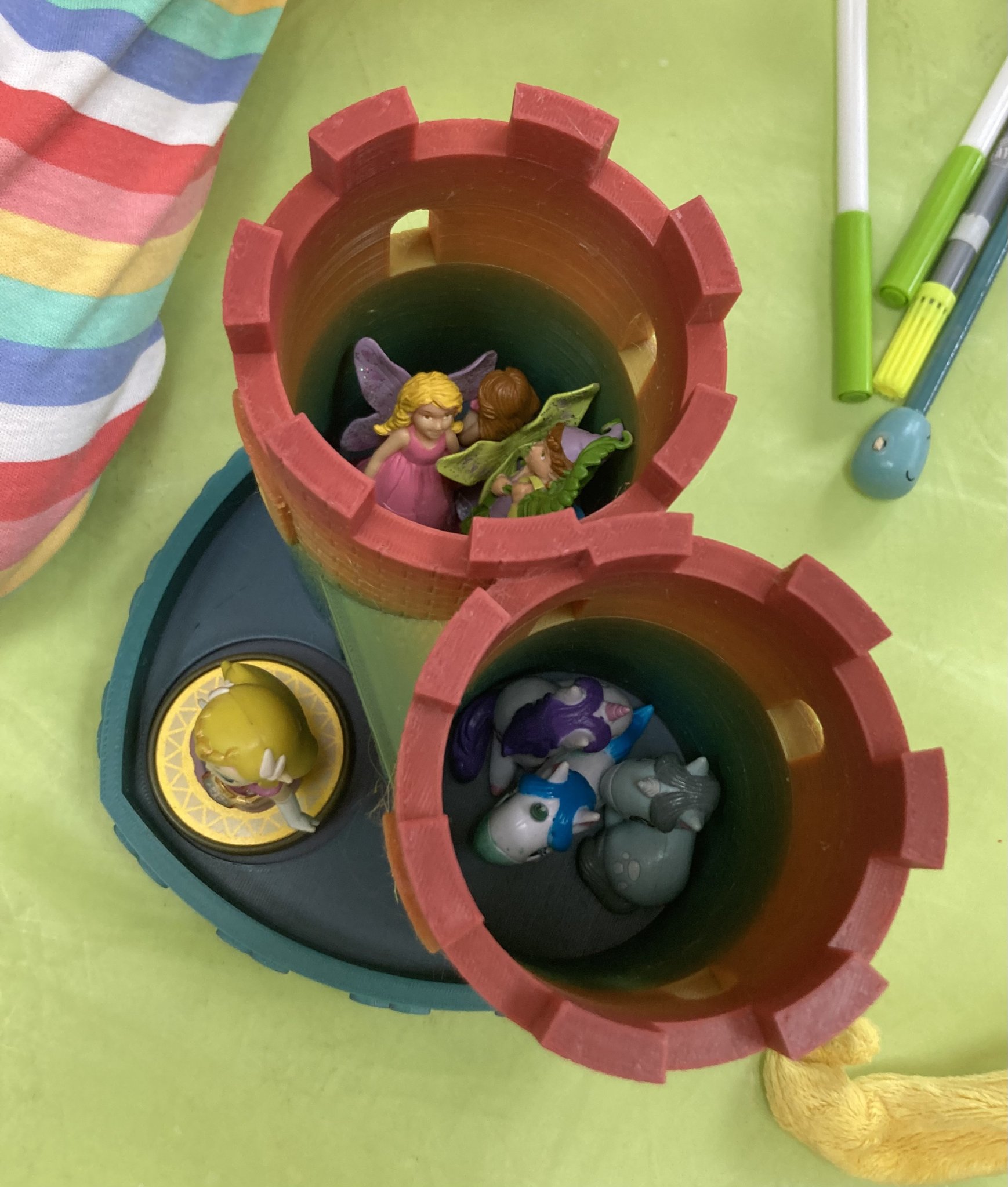 Chưng Bút Lâu Đài Tháp Đôi Có Đế Hình Trái Tim