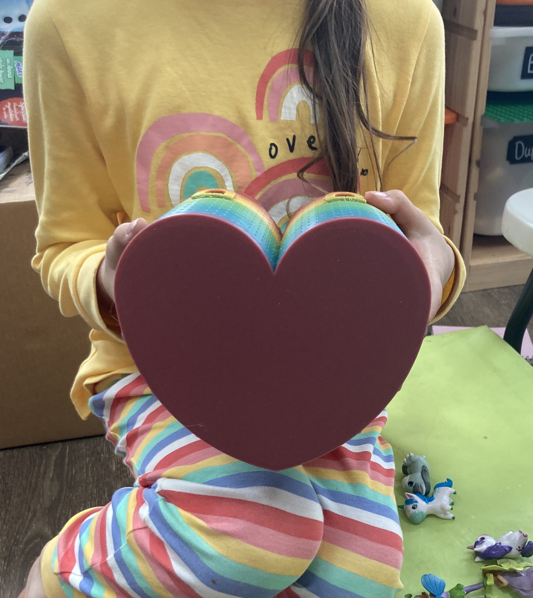 Chưng Bút Lâu Đài Tháp Đôi Có Đế Hình Trái Tim