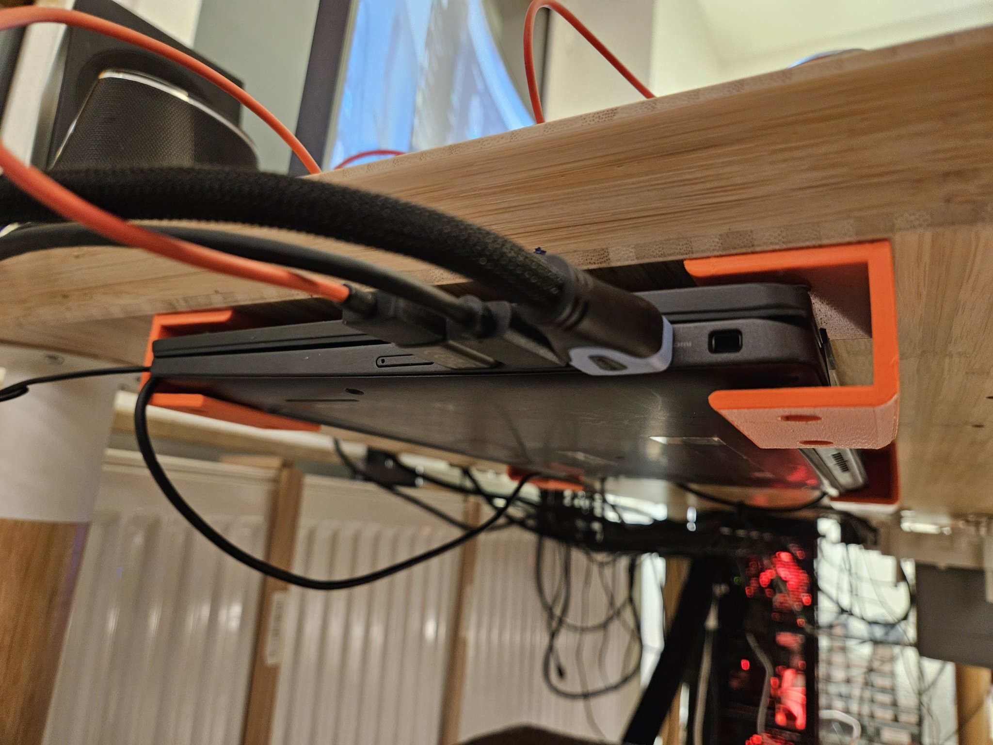 Ke Đỡ Laptop Dưới Gầm Bàn