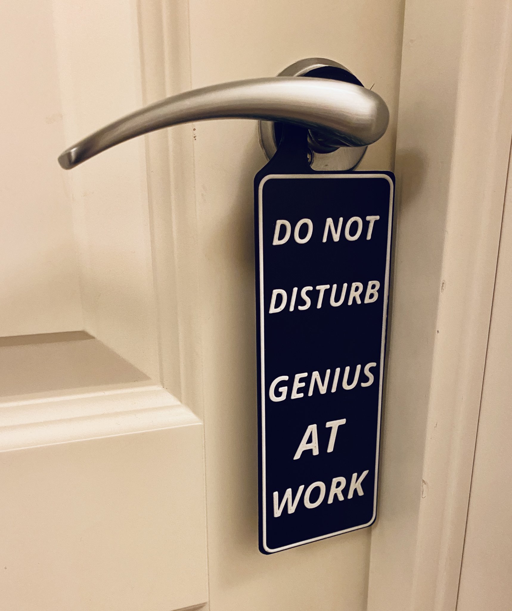 Tiêu đề Đừng làm phiền - Thiên tài trong công việc biển hiệ