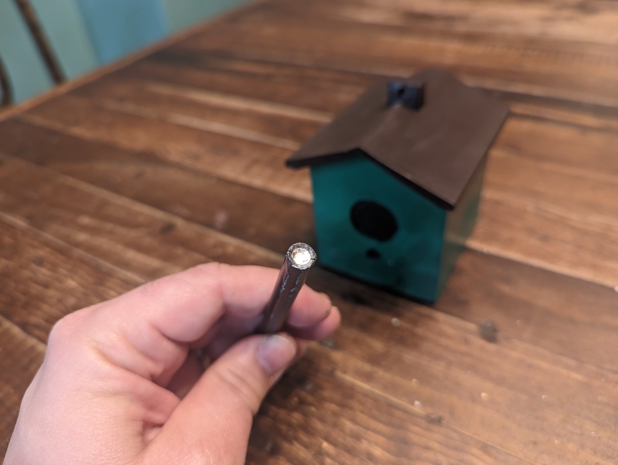 Tiêu đề Birdhouse Geocache - Perch Pin Tóm tắt Hộp chứa Geocaching