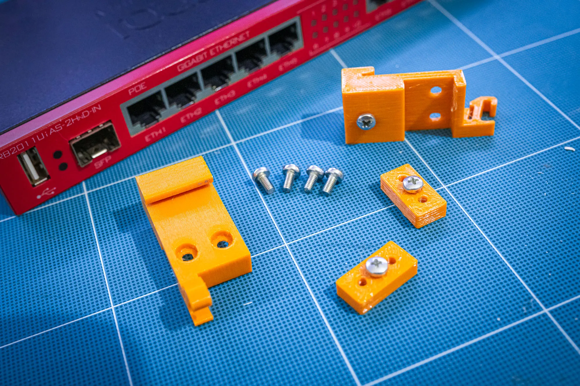 Giá Đỡ Ray DIN Cho Mikrotik RB2011