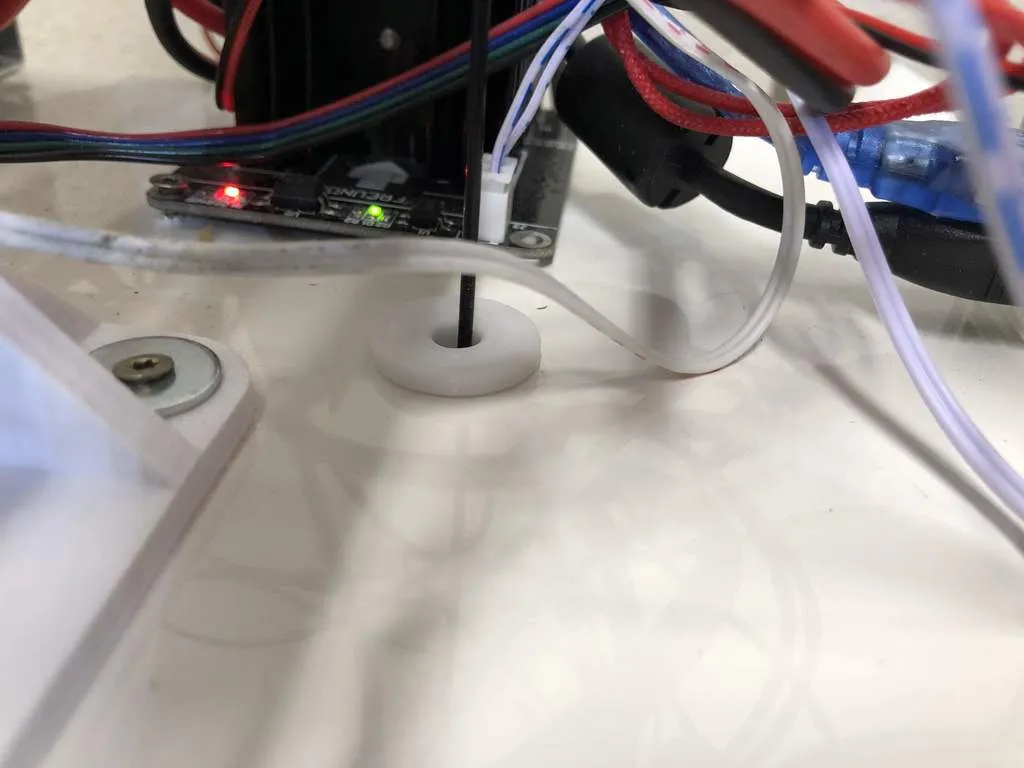 Dẫn dây filament qua bàn IKEA LACK