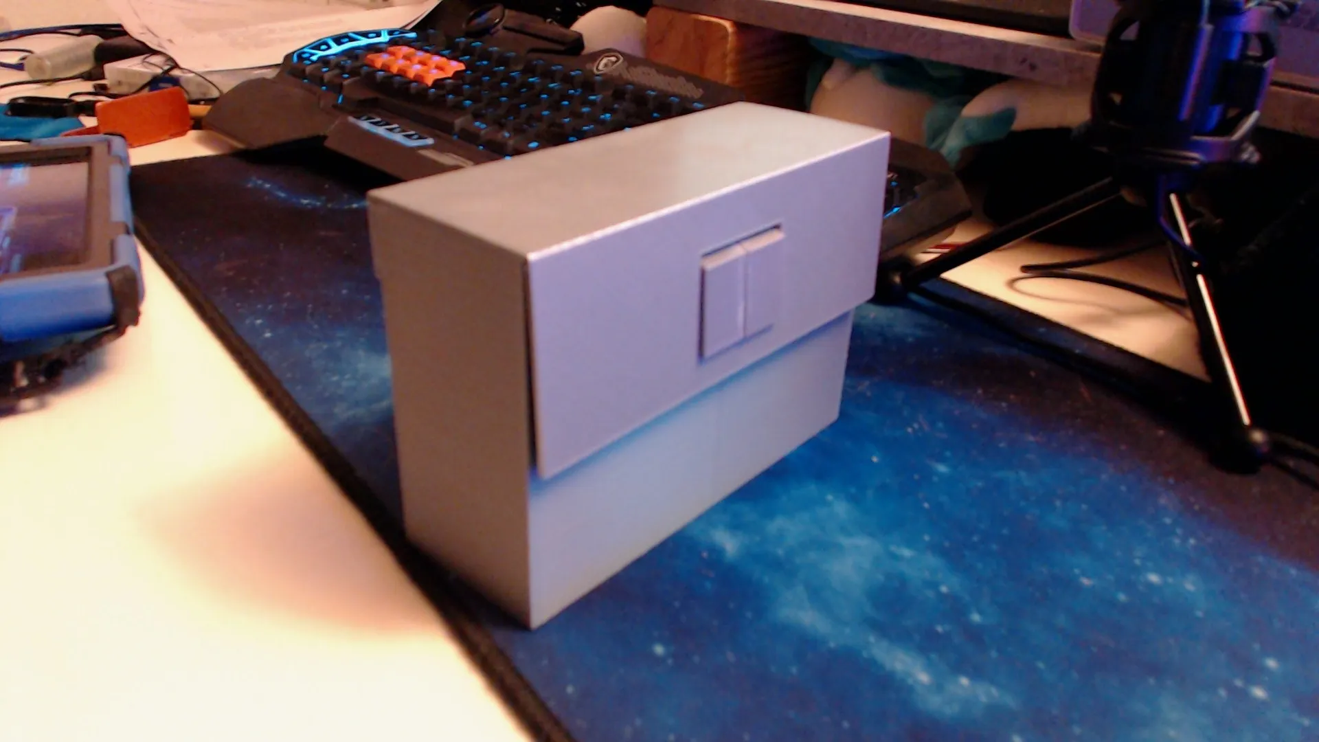 Tiêu đề Box für Sammelkarten Tóm tắt Eine Box für Karten mit DANH