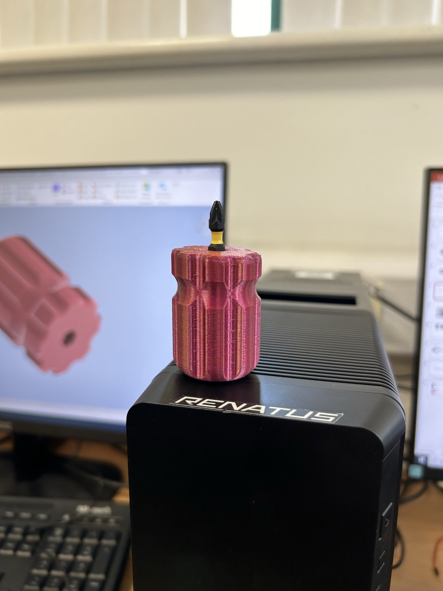 Tiêu đề Tuốc nơ vít cứng đầu Tóm tắt Tua vít cầm tay nhỏ