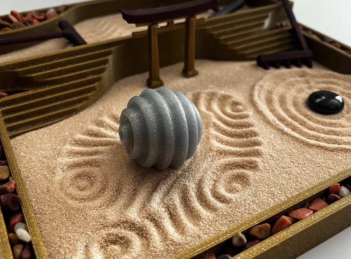 Tiêu đề Vườn Zen để bàn hai tầng với các công cụ và trang t