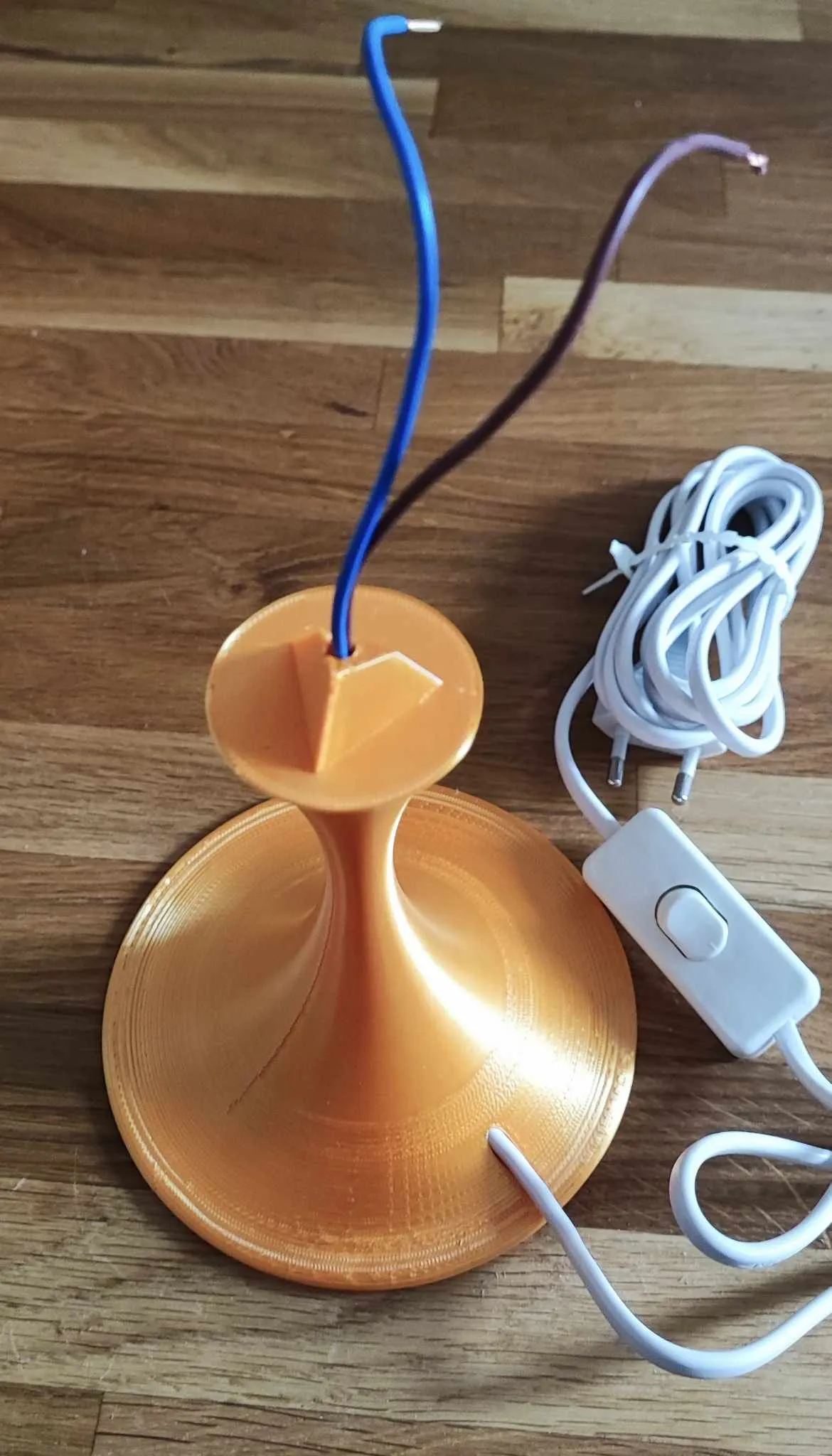 Tiêu đề Đèn bàn kiểu Panthella - Supportless Tóm tắt 𐌕𐌀𐌁