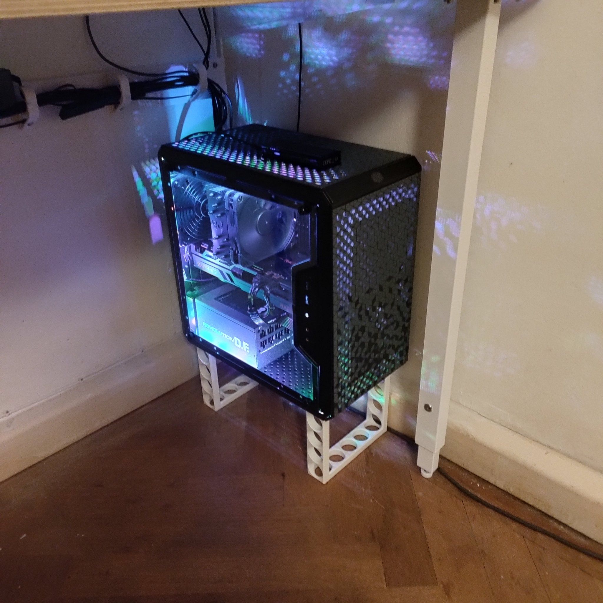 Tiêu đề Chân Q300L Tổng hợp Chân cho thùng máy Cooler Master Mast