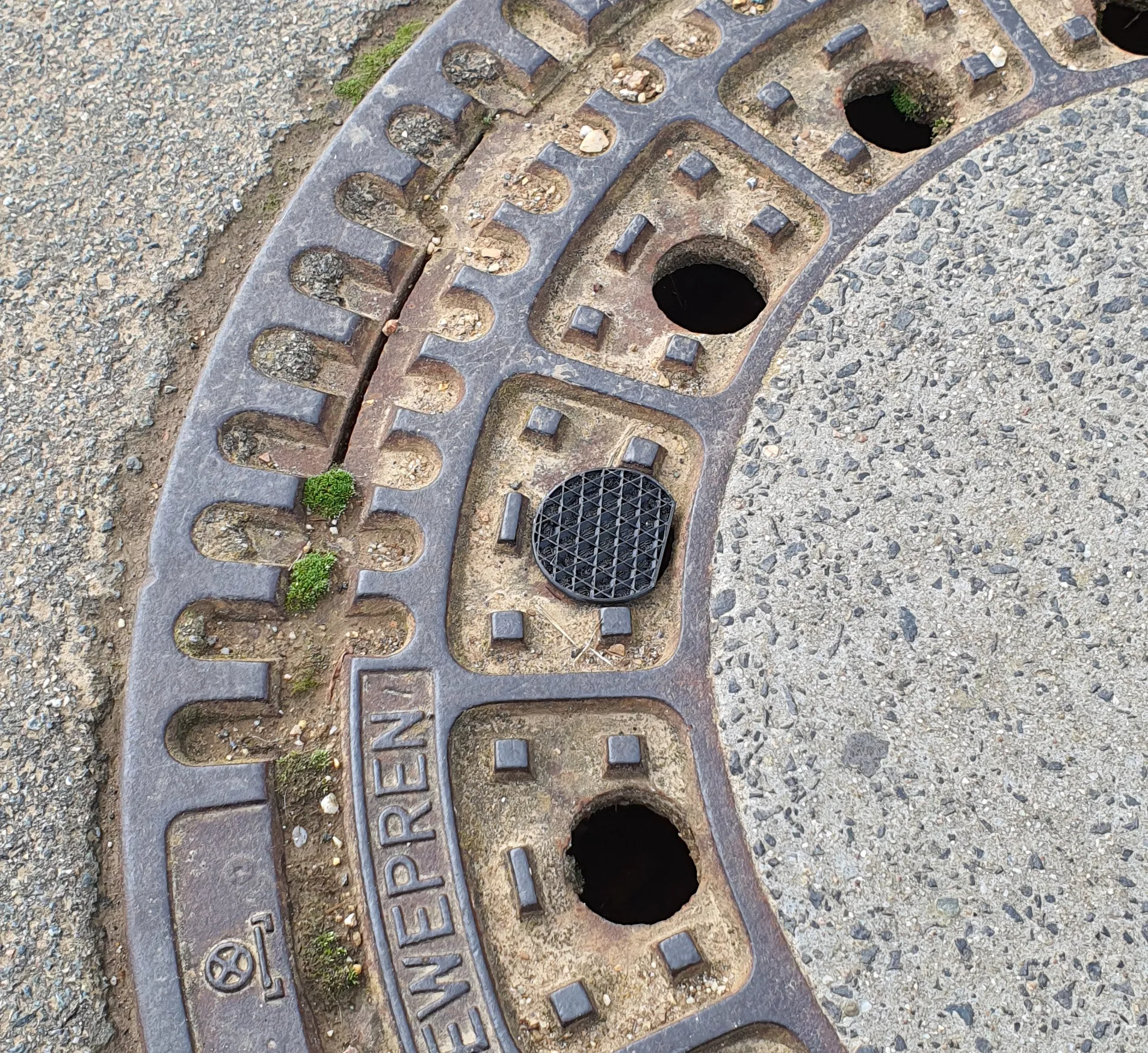 Geocache Versteck Hut für Petling in Gullideckel Geocache
