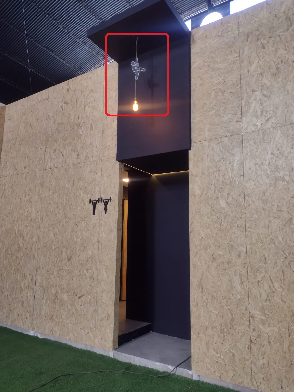 Người Leo Biển Báo Để Lấy Bóng Đèn (Phòng Gym Crossfit)