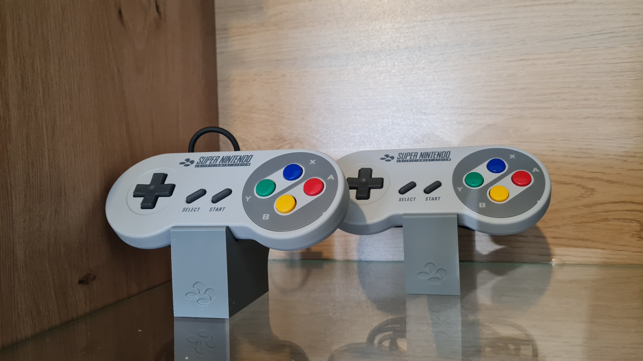 Tiêu đề Đế điều khiển SNES Tóm tắt Giá đỡ để trưng bà