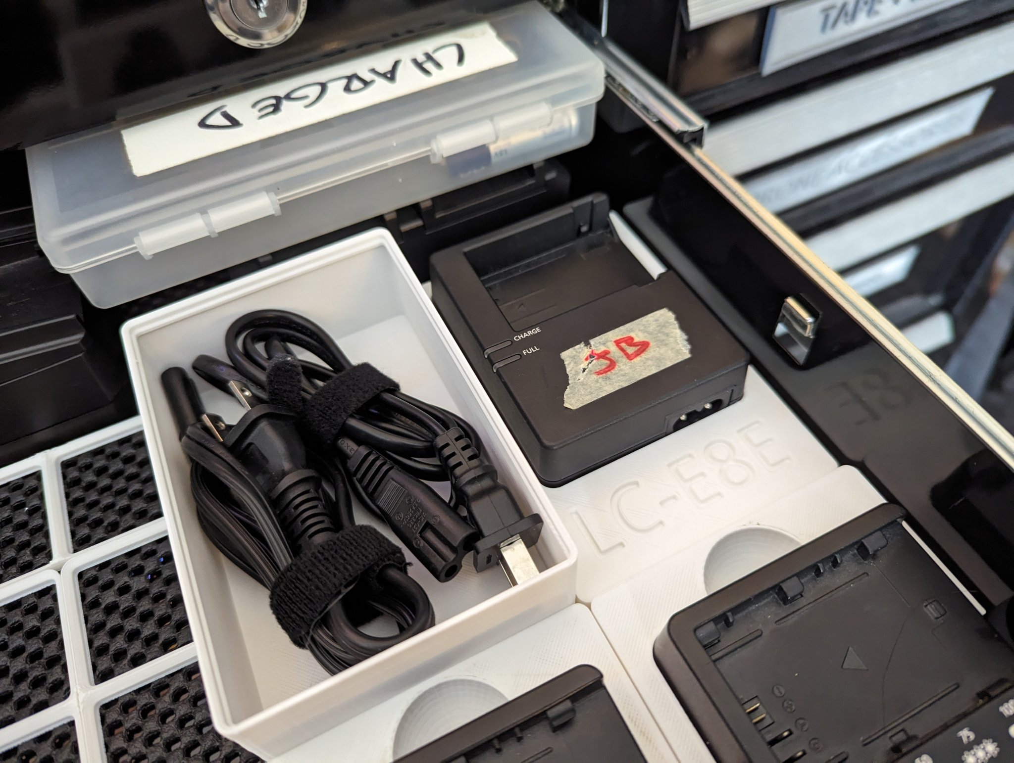 Tiêu đề Bộ sạc Canon LC-E8E Gridfinity Tóm tắt Tấm Gridfinity 2x