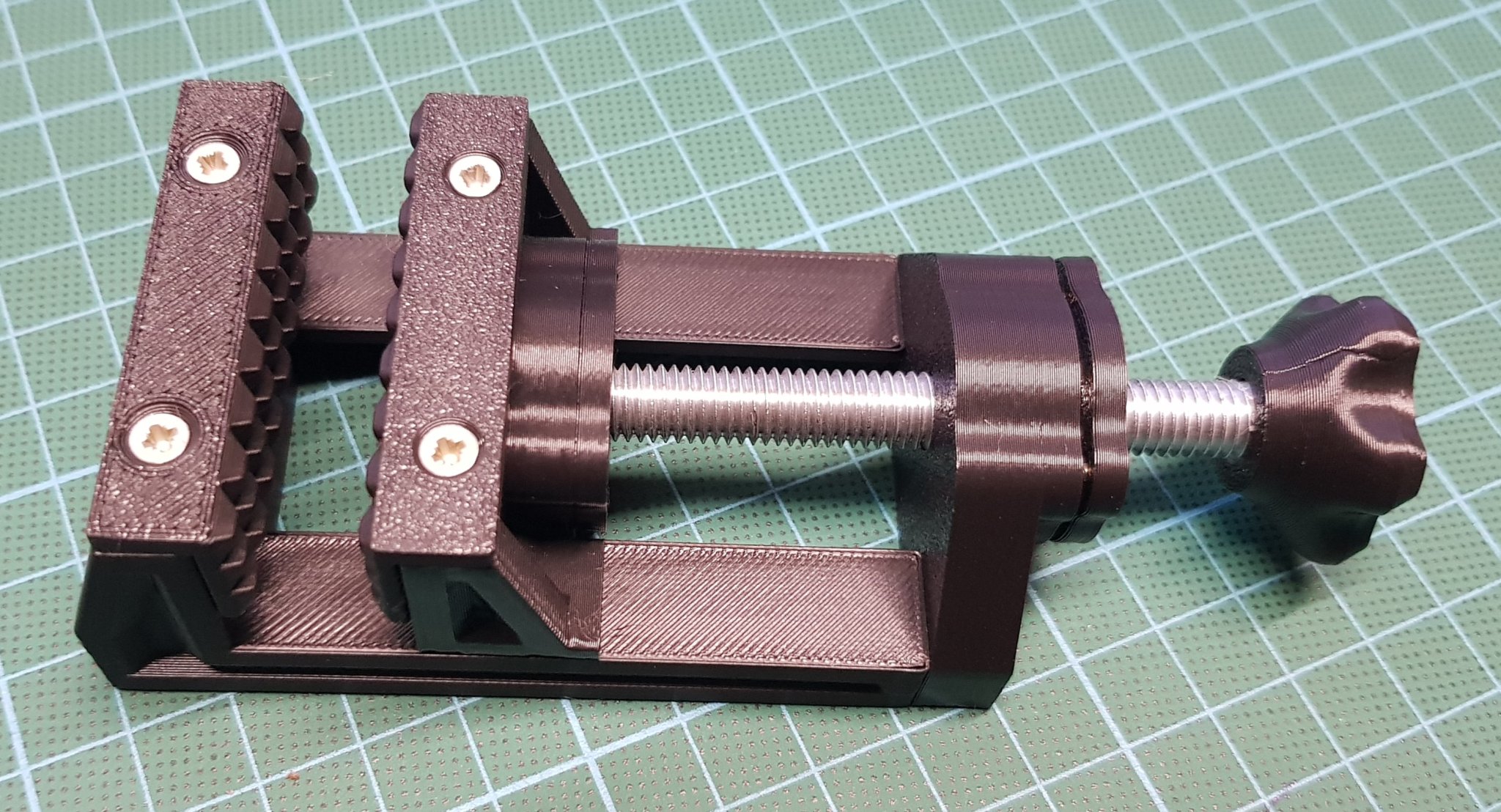 Tiêu đề Tisch-Schraubstock Tóm tắt Kleiner Tisch Schraubstock zum Bast