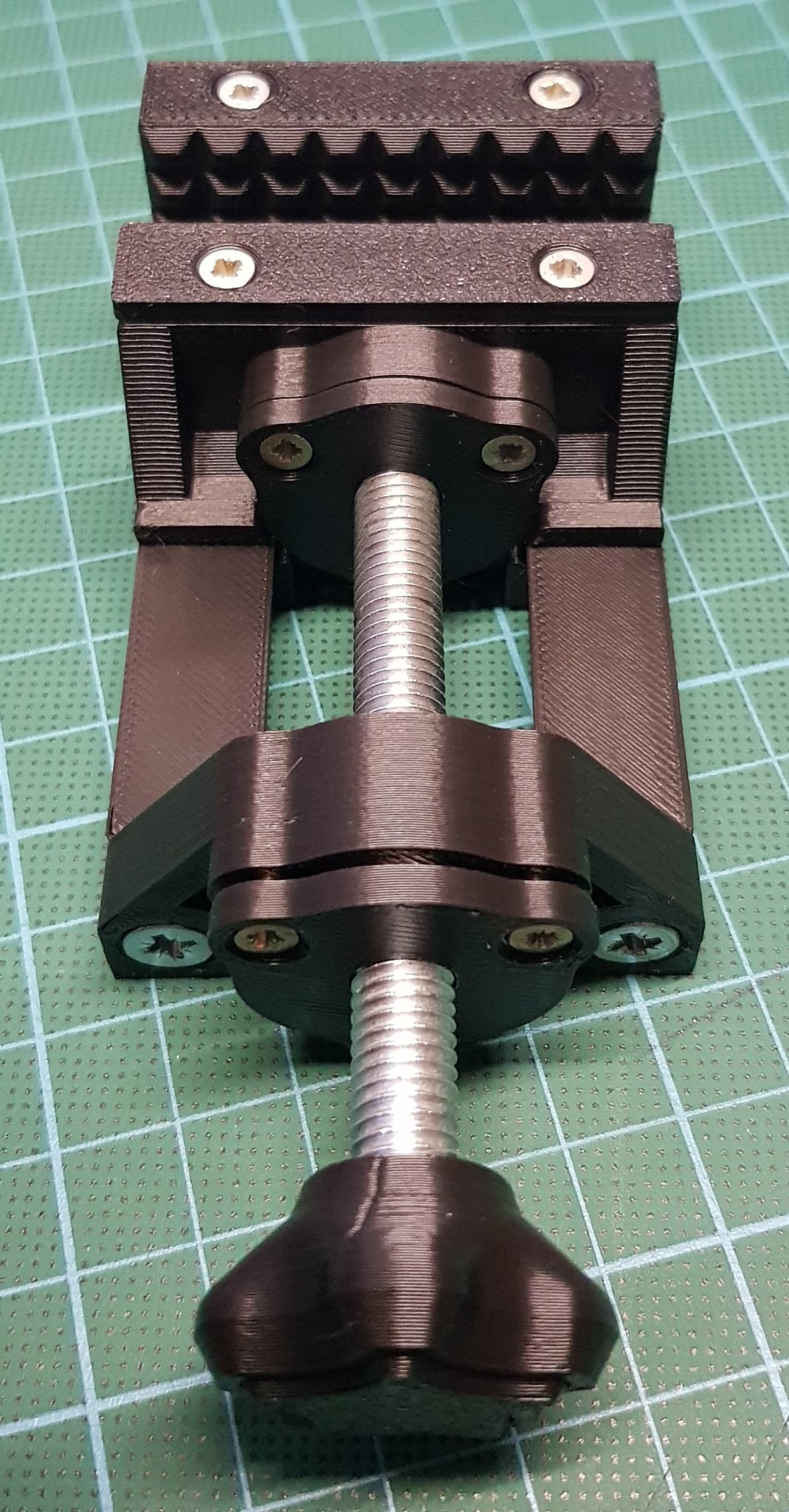 Tiêu đề Tisch-Schraubstock Tóm tắt Kleiner Tisch Schraubstock zum Bast