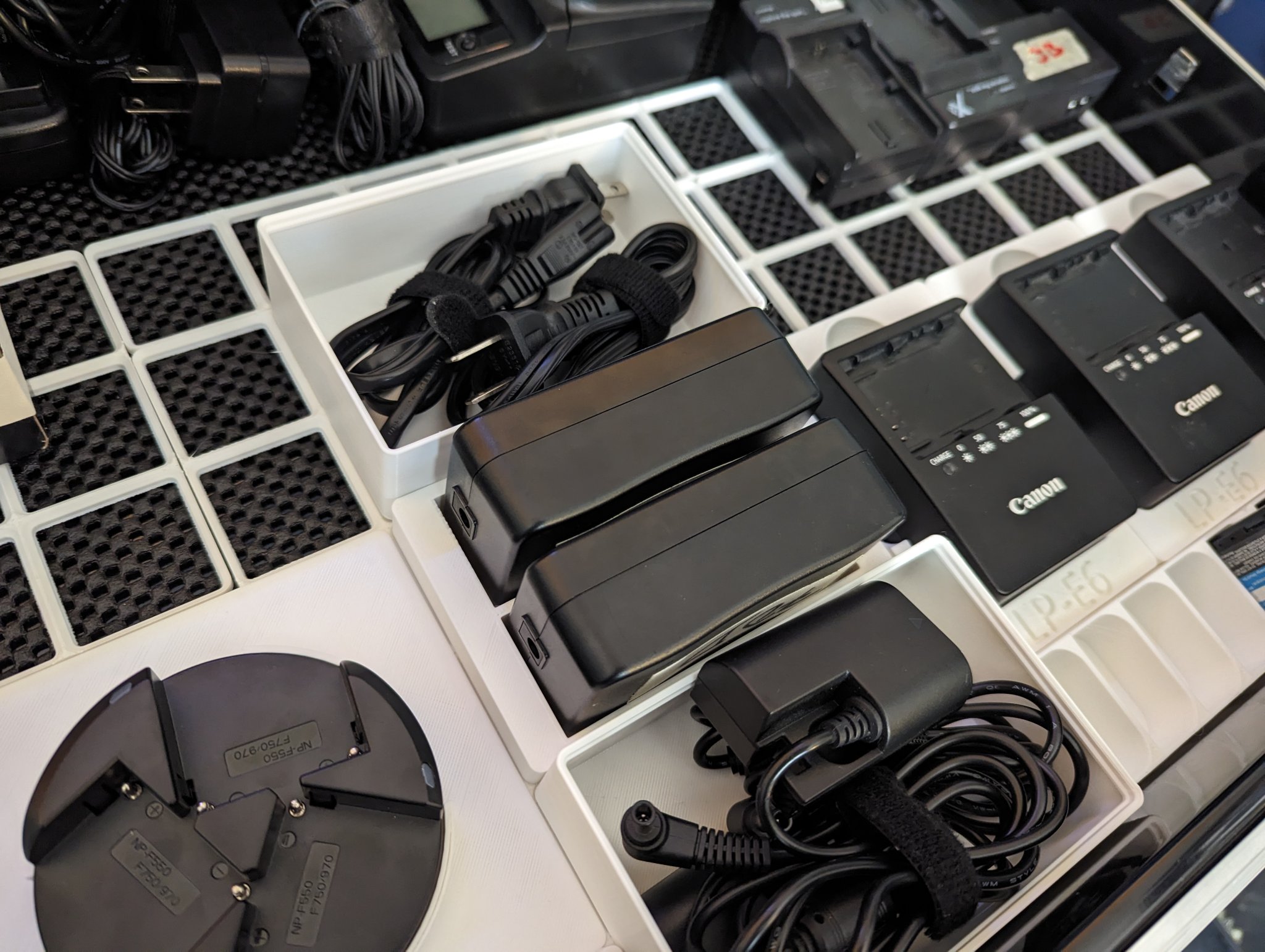 Tiêu đề Glorich Canon AC-E6 Dual Gridfinity Tóm tắt Một tấm Gridfi