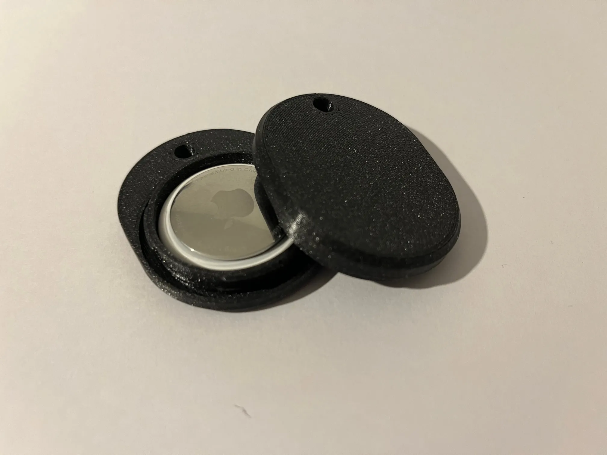 Móc khóa AirTag hoặc thẻ hành lý chống sốc