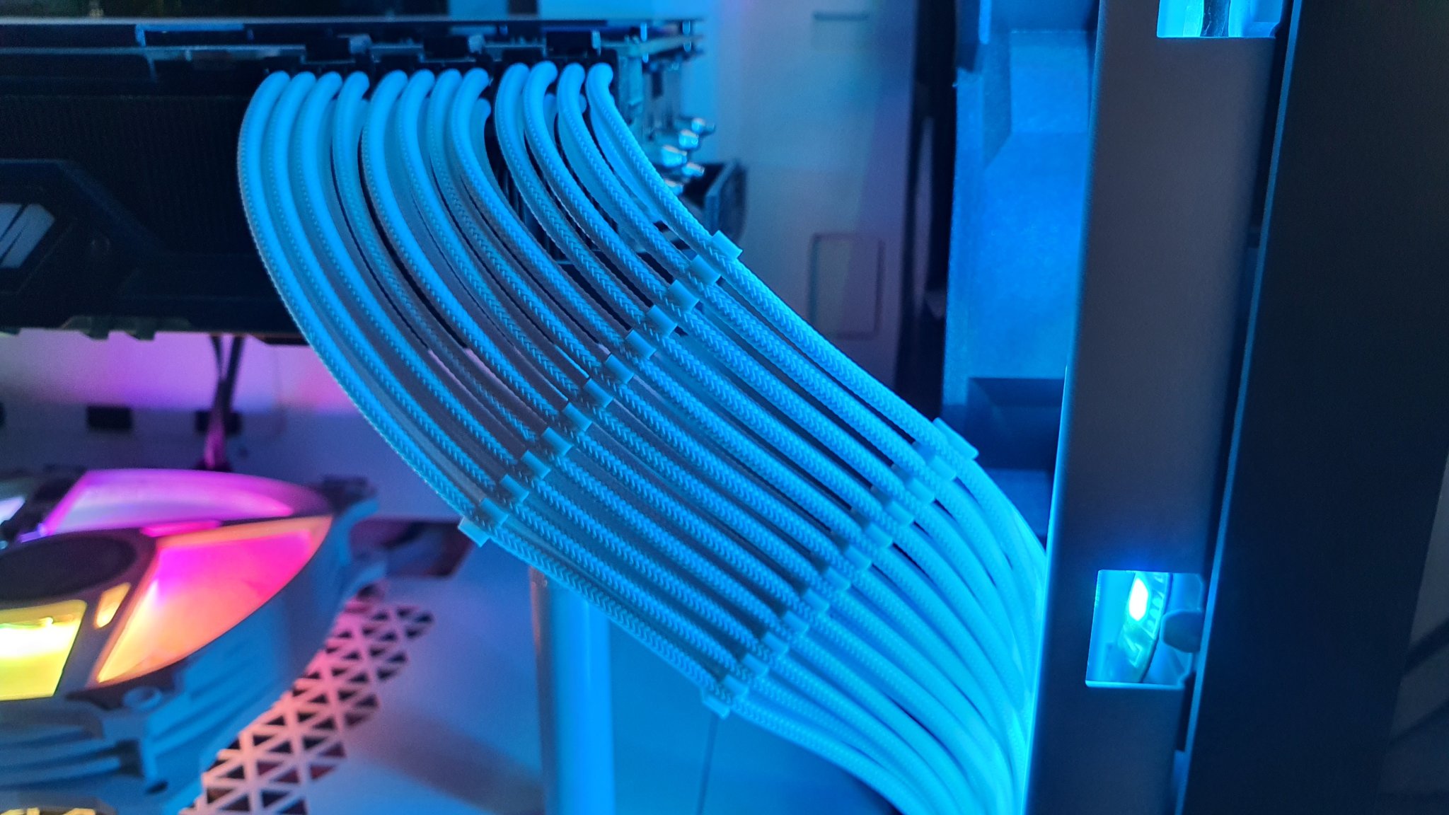 Tiêu đề Lược cáp GPU vô hình dành cho cáp nối dài bện 4X2 8X2